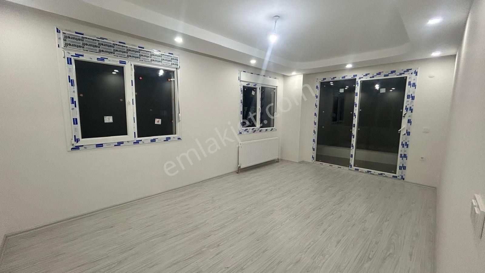 No:10 Gayrimenkul’den – Merkezi Konum, Cadde Üstü, Ara Kat 2+1 Kapalı Mutfak • Kiralık