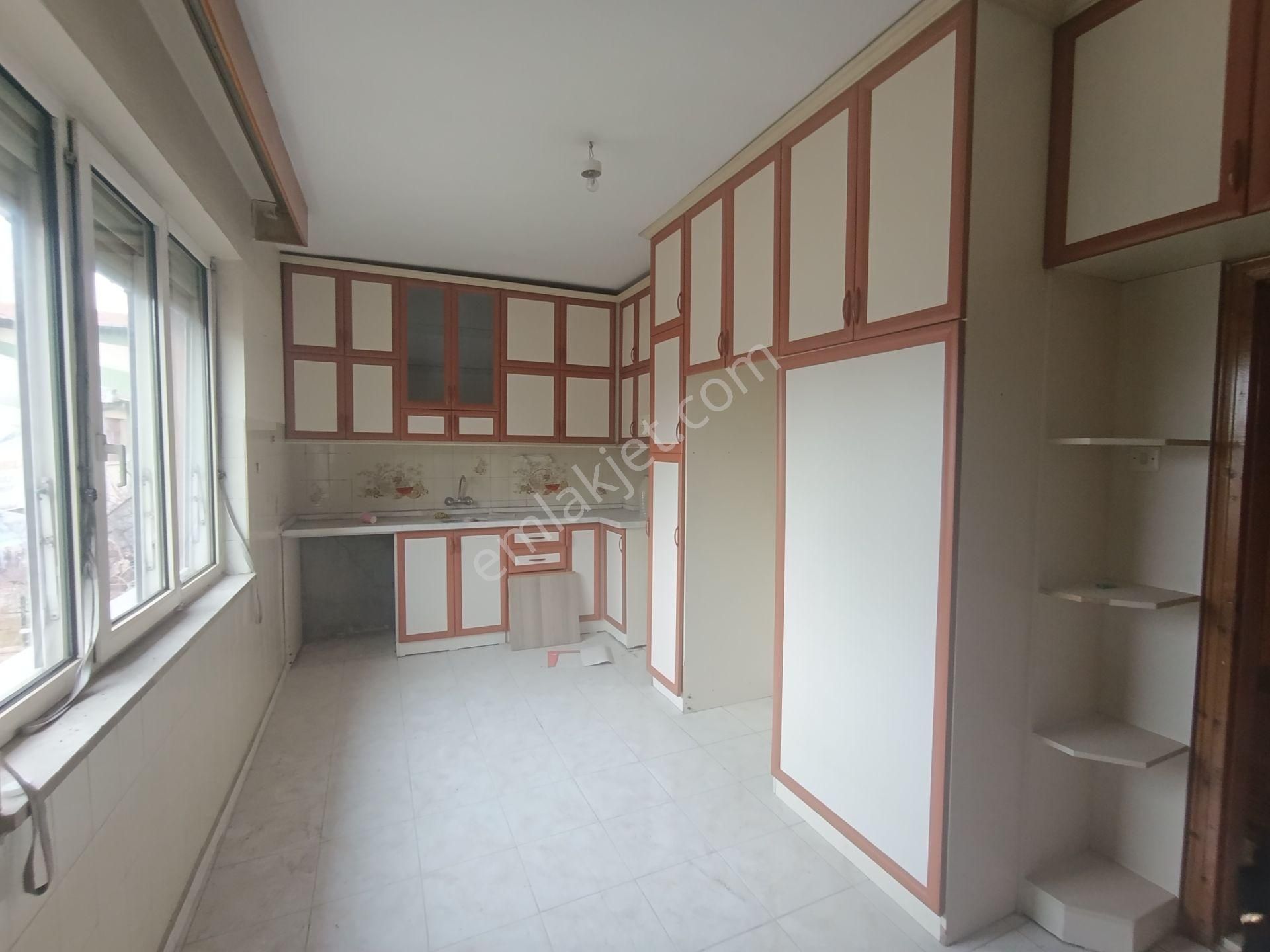 Sakarya Mahallesin De 3+1 Acil Satılık Daire - Görsel 3