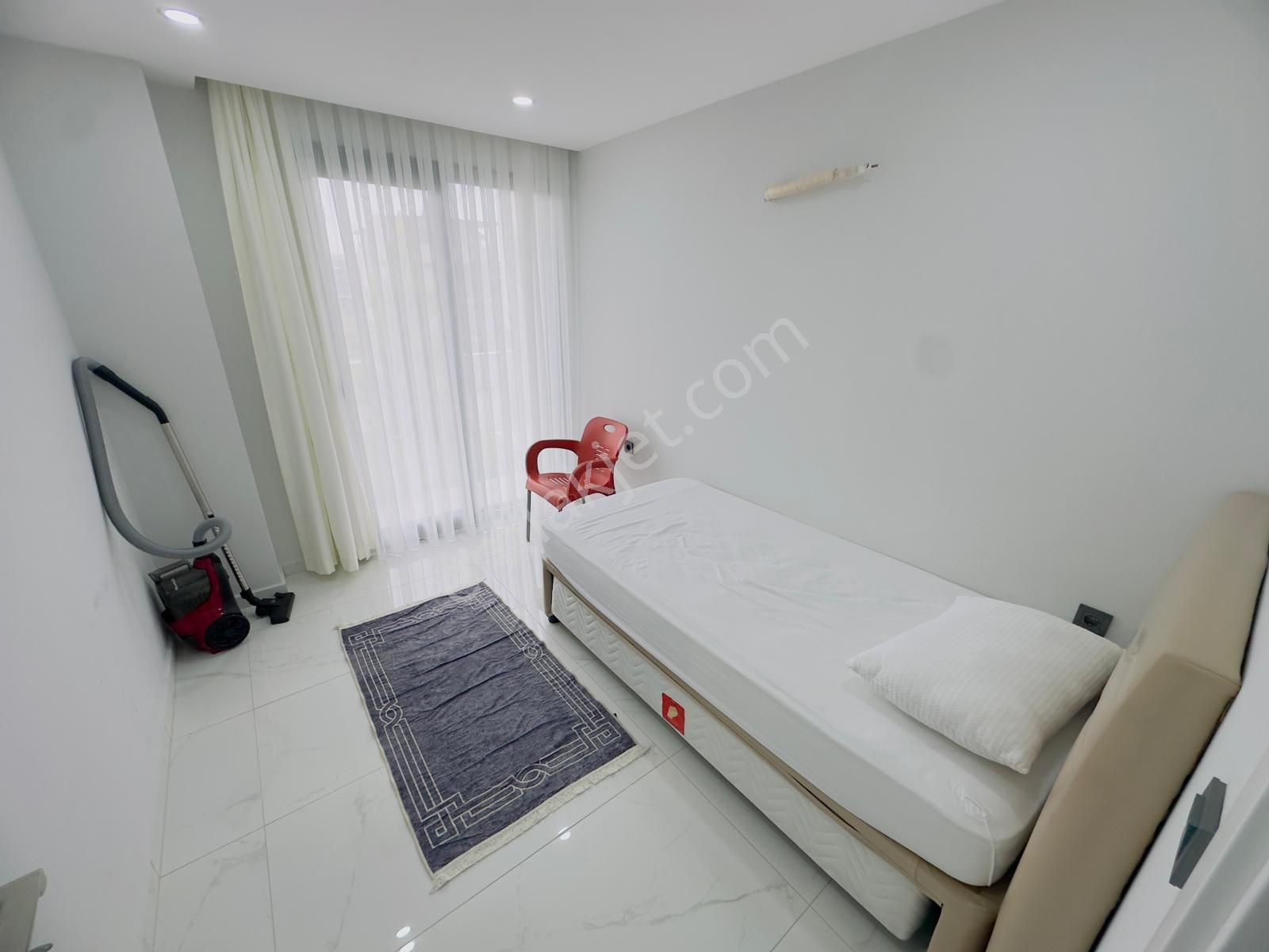 Hisar Mahalallesin'de Havuzlu Sitede 2+1 Bahçe Katı Eşyalı Daire - Görsel 6