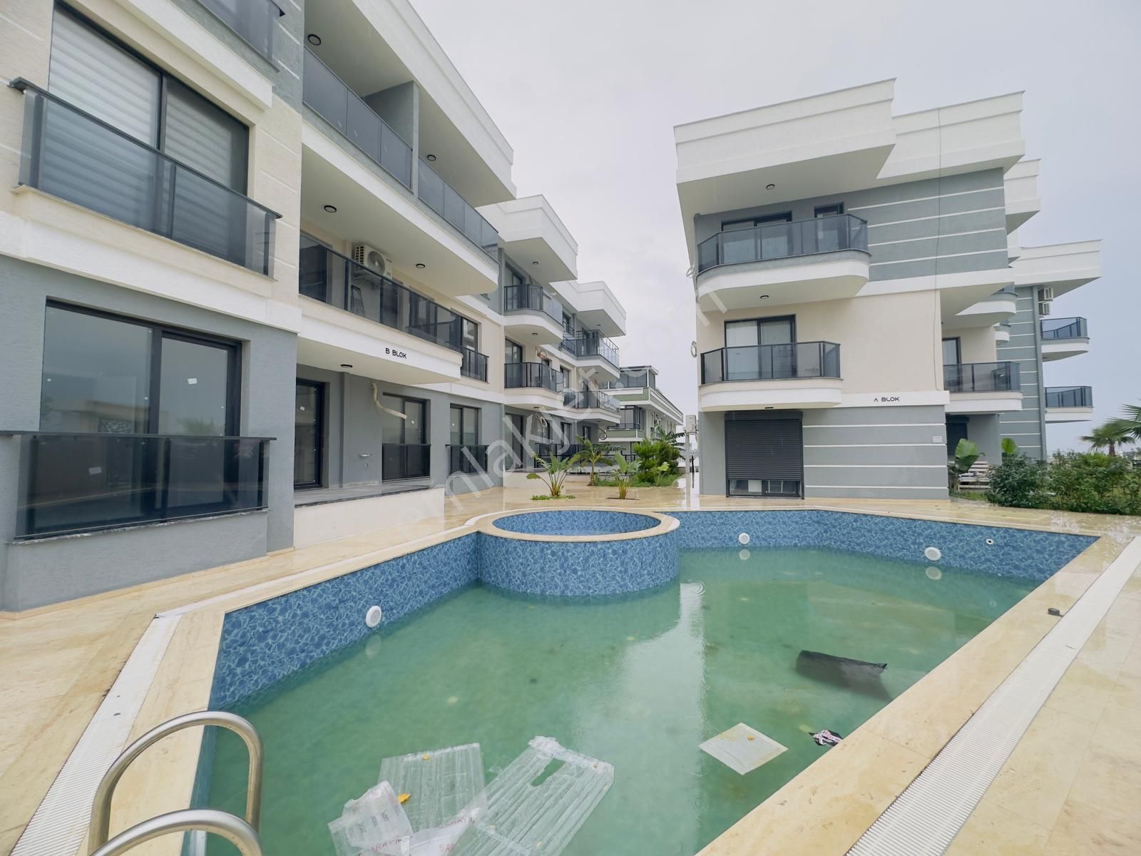 Hisar Mahalallesin'de Havuzlu Sitede 2+1 Bahçe Katı Eşyalı Daire