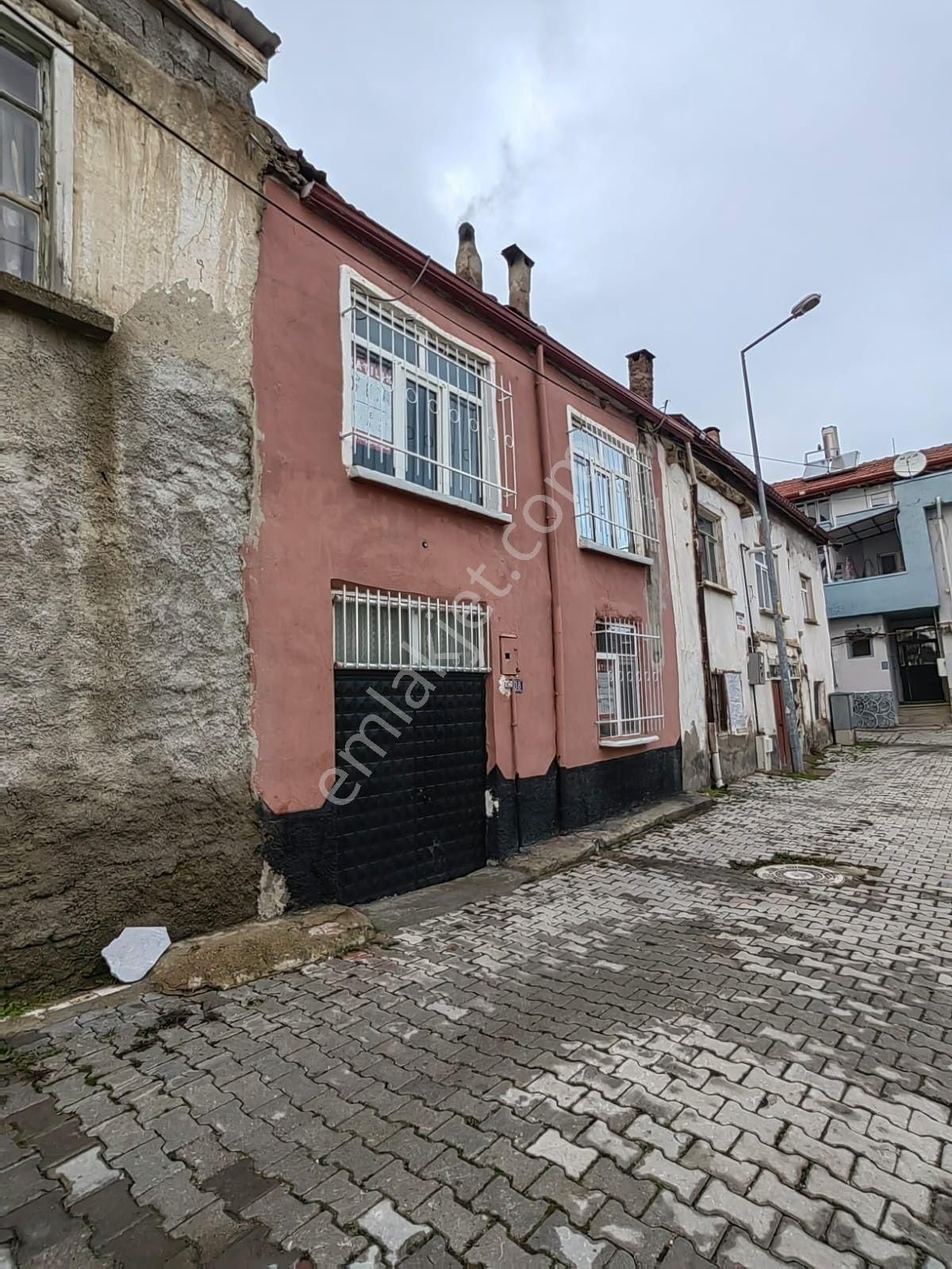 Akçay Emlak'tan Akşehir Yıldırım Mahallesinde Bahçeli Satılık Müstakil Ev