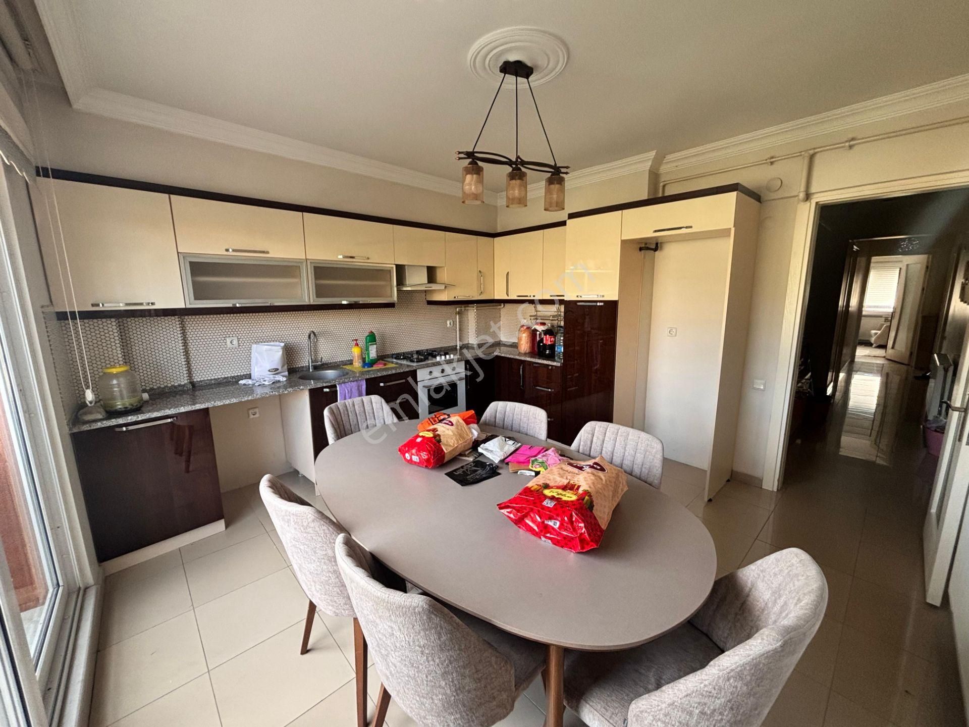 Cumhuriyet Mahallesinde Çarşıya Yakın Konumda Ara Kat 3+1 Satılık Daire