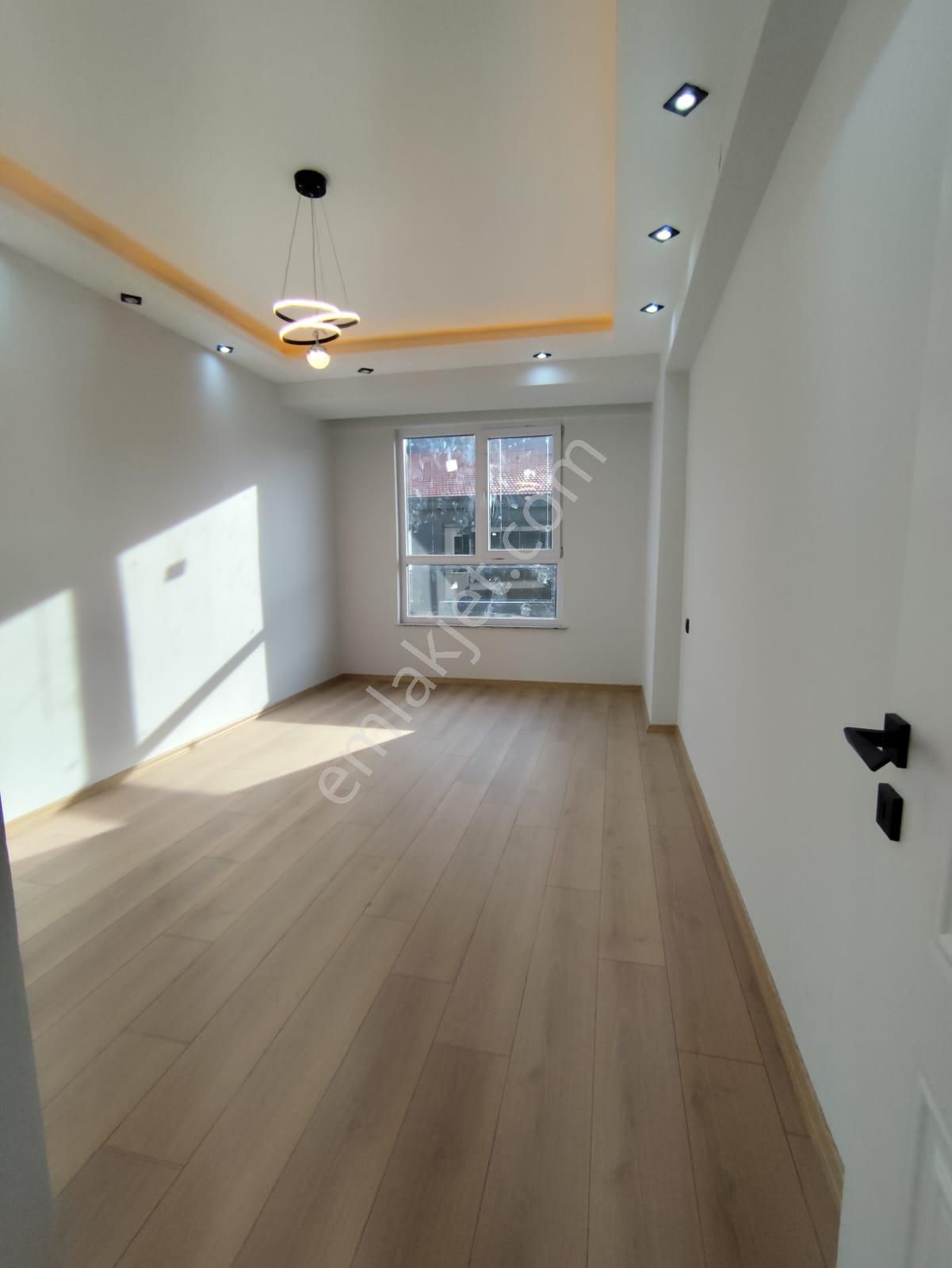 Özgür Gayrimenkul'den Çamlıca Mahalesinse Satılık 2+1 Daire