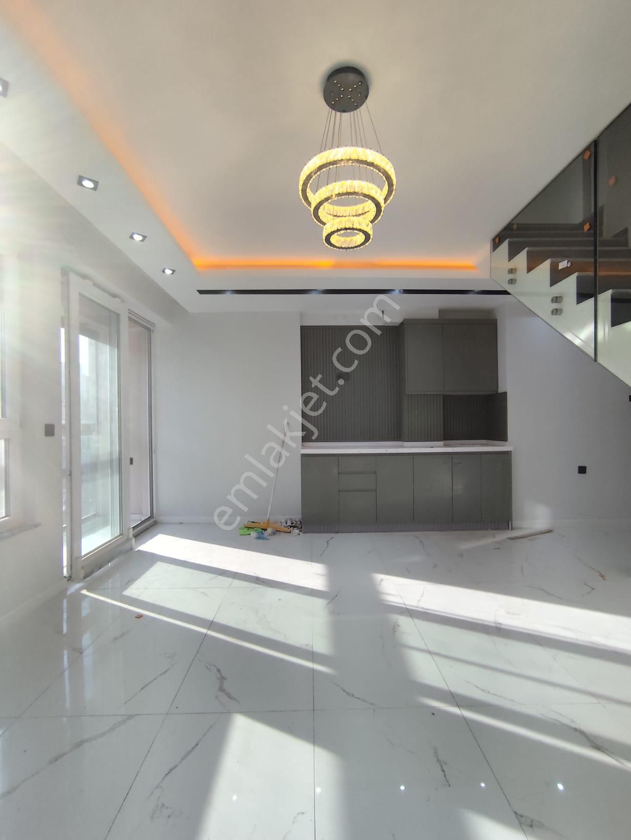 Özgür Gayrimenkul'den Çamılıca Mahaleside Satılık Ultra Lüx 5+1 Dubleks Daire