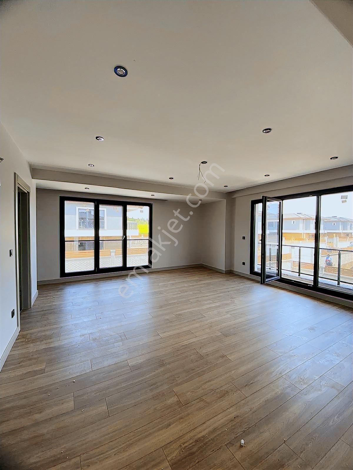 Silivride Özel Havuzlu Modern Mimarili Müstakil Satılık Villa - Görsel 2