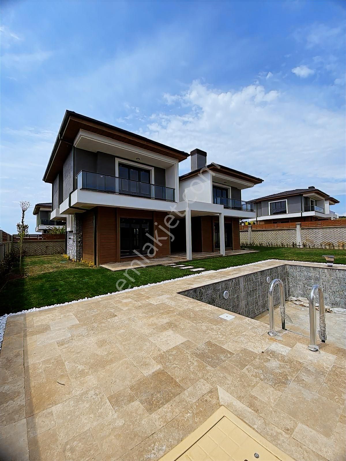 Silivride Özel Havuzlu Modern Mimarili Müstakil Satılık Villa