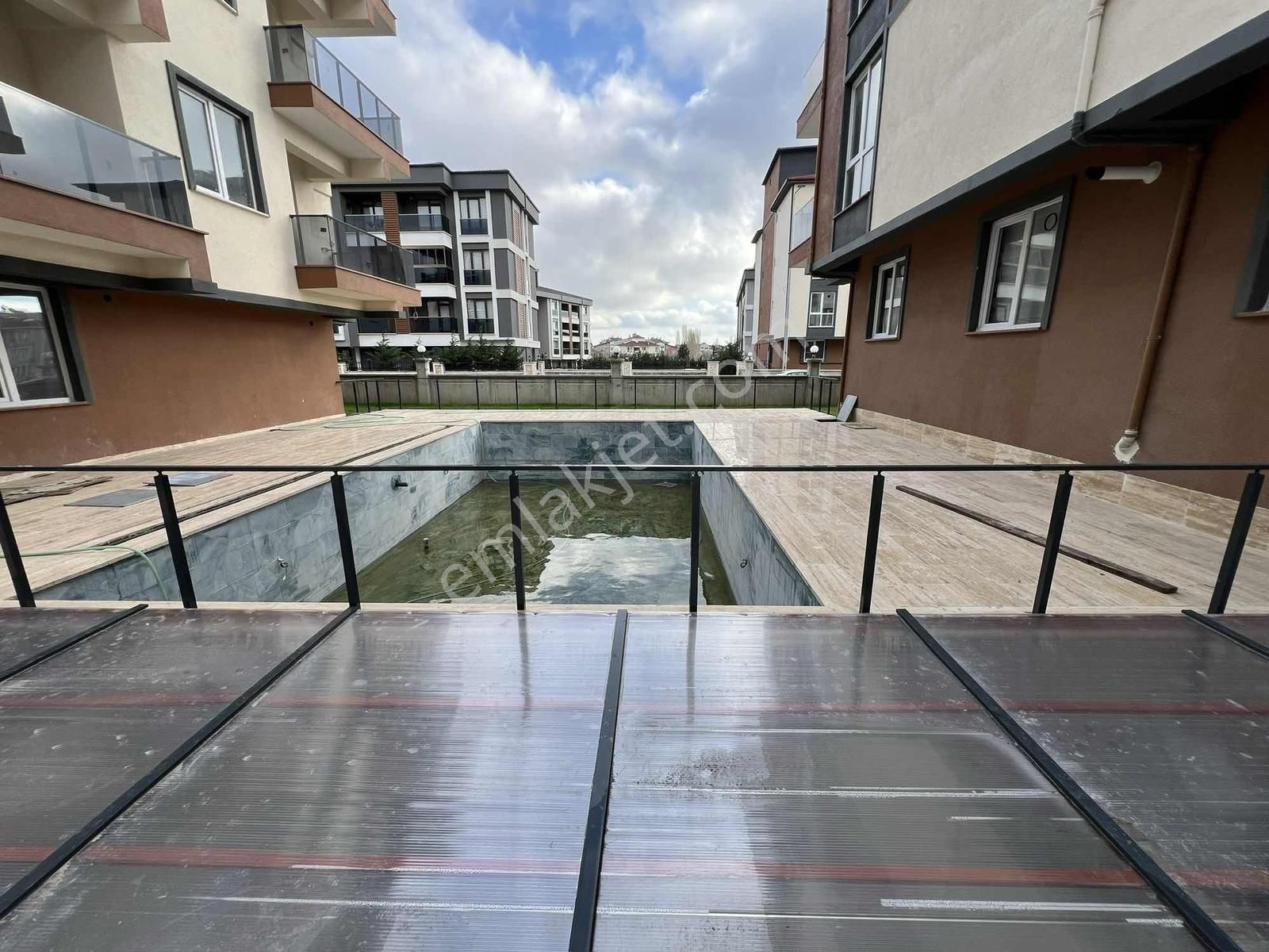 Şeyhsinan Mah Havuzlu Sitede 1+1 Geniş Balkonlu Satılık Daire