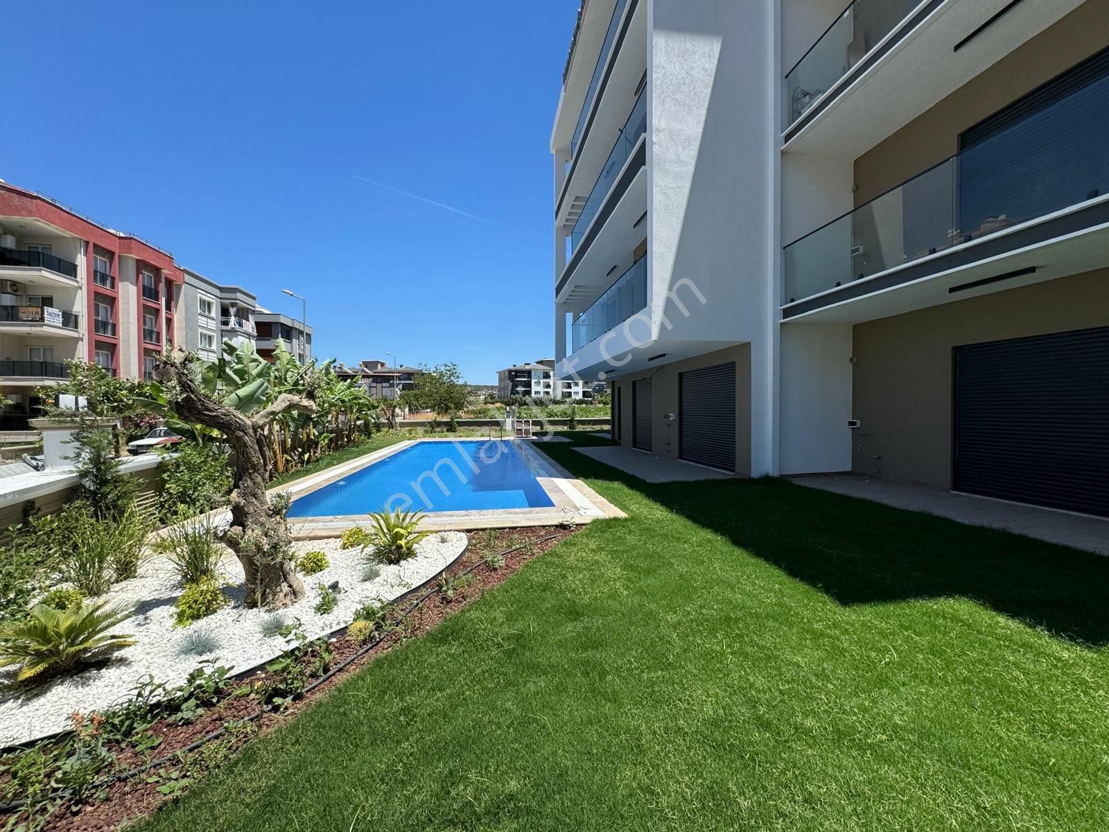 Kuşadası Davutlar’da Lüks Yapım Havuzlu 2+1 Daire