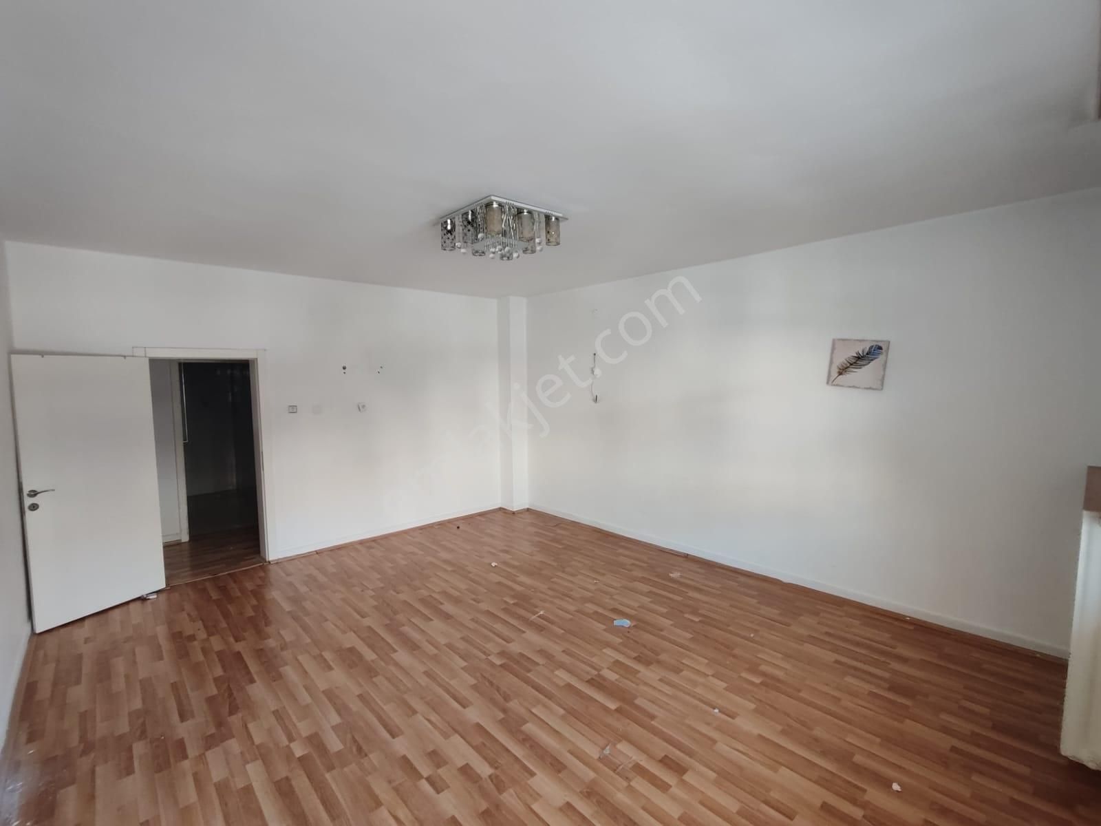 Keçiören Tepebaşı Bayrak Sokakta Ara Kat Satılık 3+1 Daire