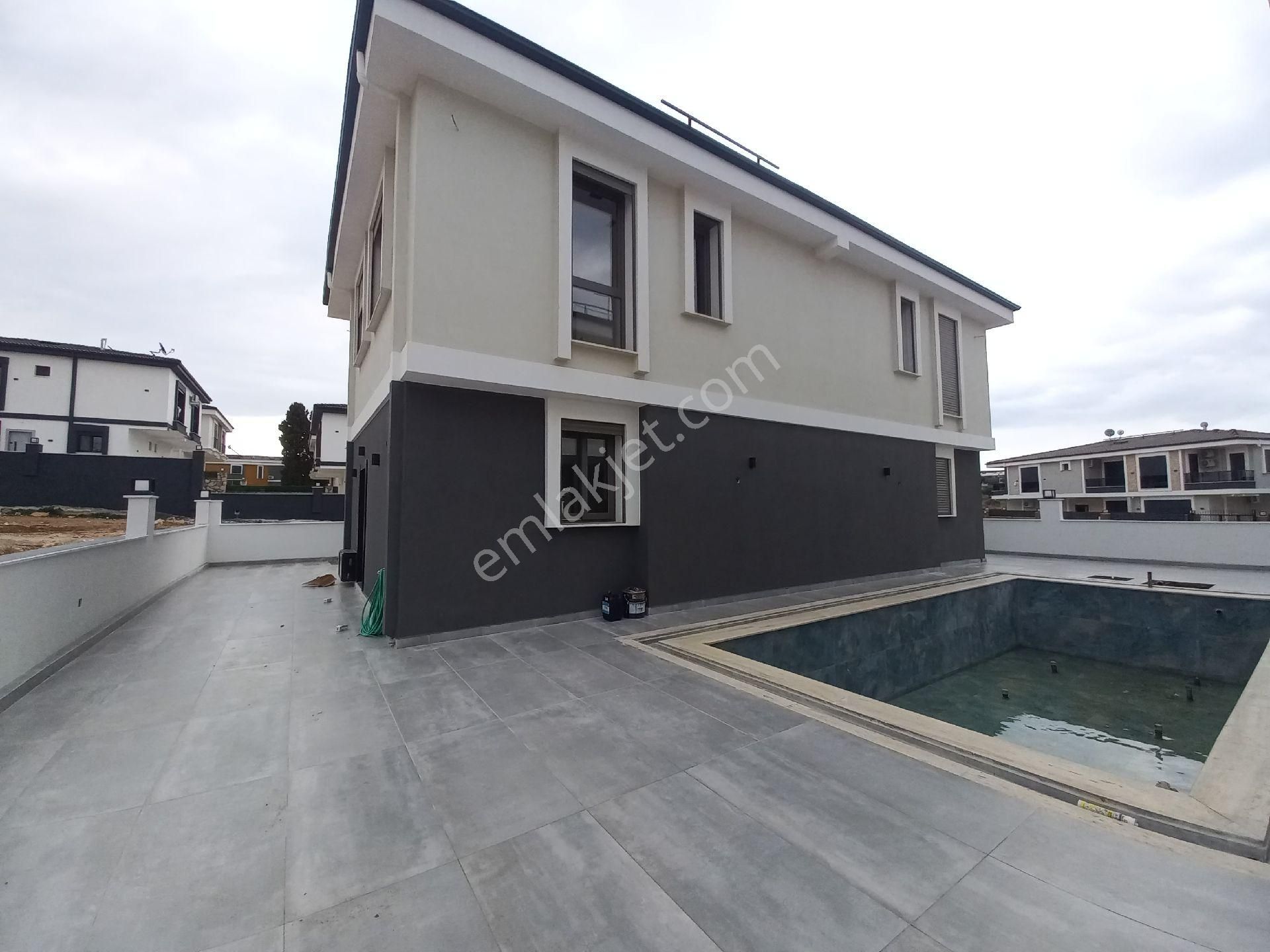 Didim'de Havuzlu Sitede Satılık Ön Cepheli 3+1 Bitişik Nizamlı Villa - Görsel 2