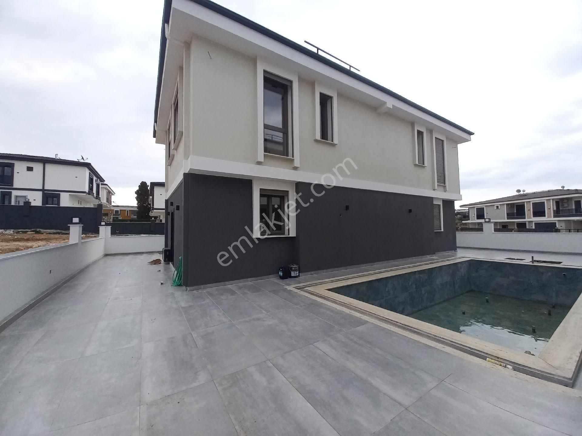 Didim'de Havuzlu Sitede Satılık Ön Cepheli 3+1 Bitişik Nizamlı Villa