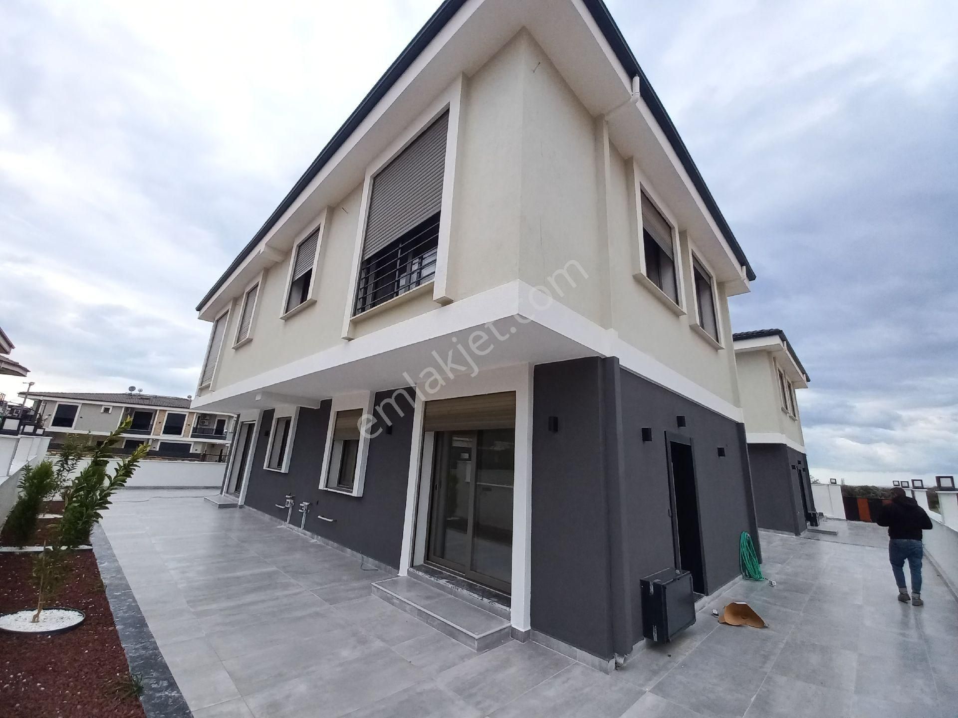 Didim'de Havuzlu Sitede Satılık Ön Cepheli 3+1 Bitişik Nizamlı Villa - Görsel 17