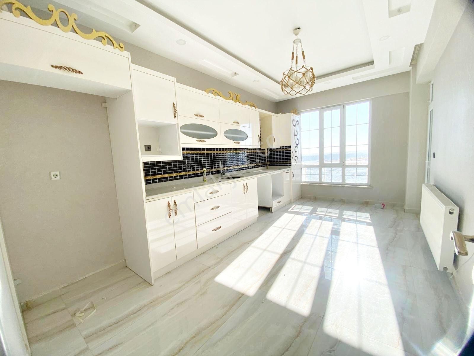 Fıstıklık Merkezde Çift Cam Balkonlu İnce İşçilikli Arakat 3+1 - Görsel 2