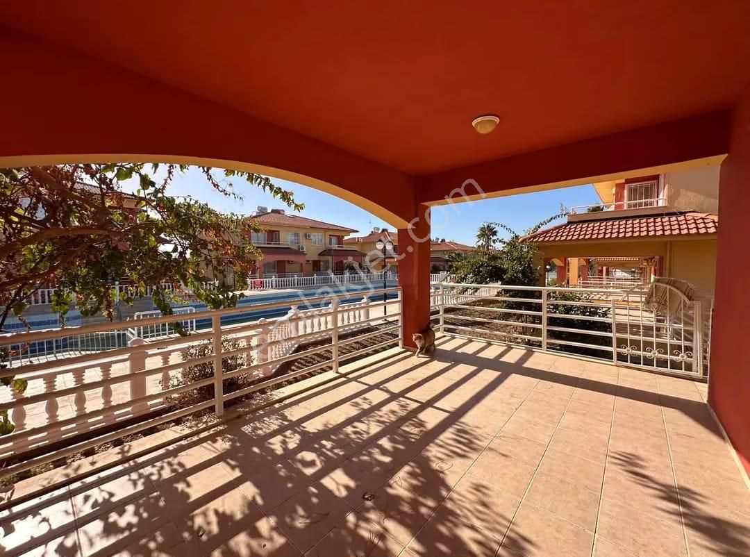 Denize Sıfır Sitede Satılık 3+1 Eşyalı Villa - Görsel 2