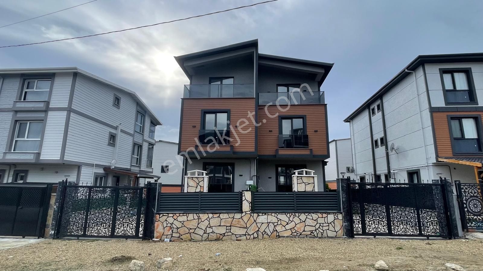 Yeniçiftlikte Ultra Lüks Deniz Manzaralı 4+1 Kullanıma Hazır Villa - Görsel 28