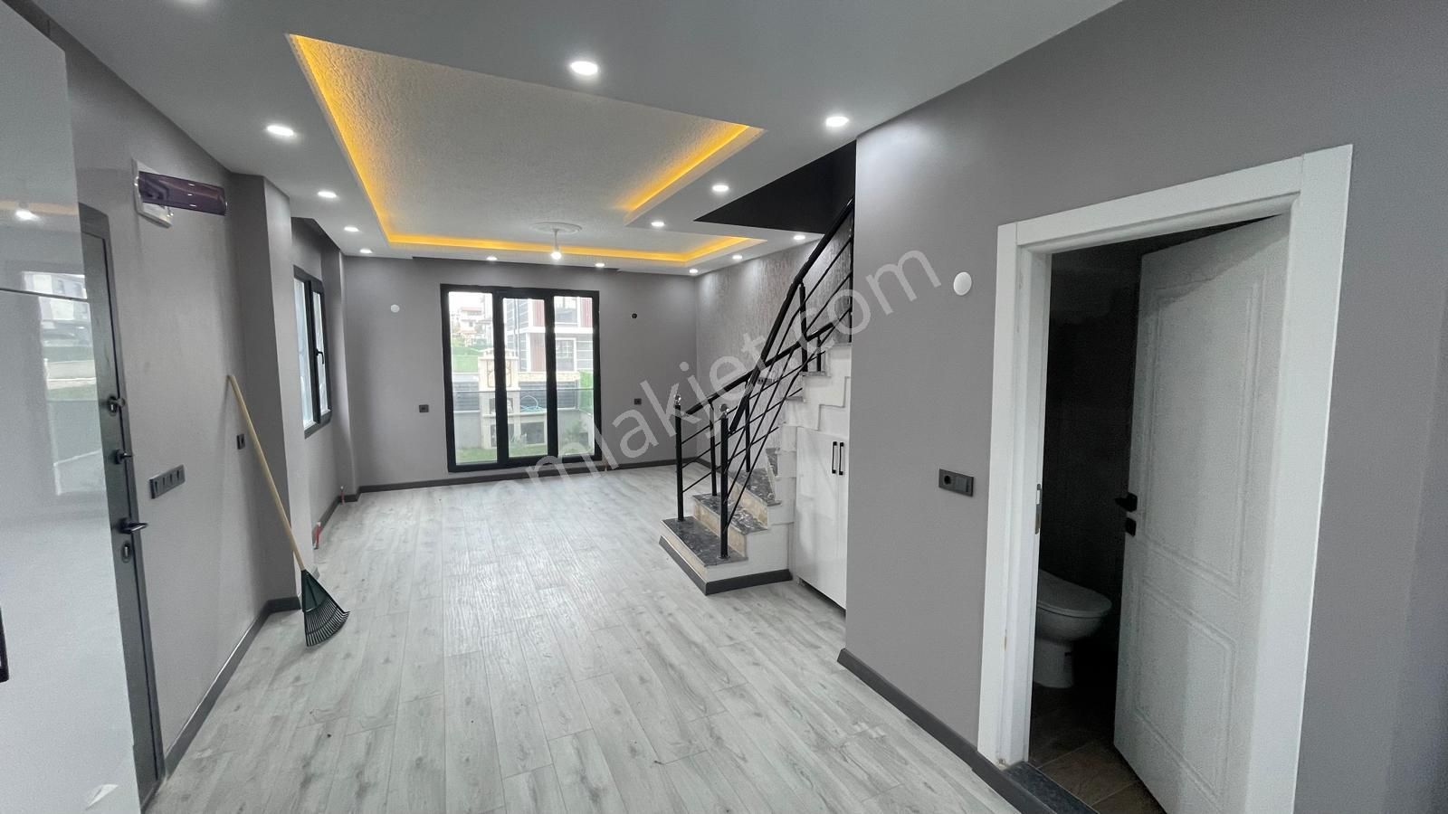 Yeniçiftlikte Ultra Lüks Deniz Manzaralı 4+1 Kullanıma Hazır Villa - Görsel 17