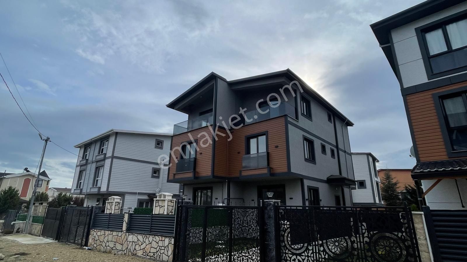 Yeniçiftlikte Ultra Lüks Deniz Manzaralı 4+1 Kullanıma Hazır Villa