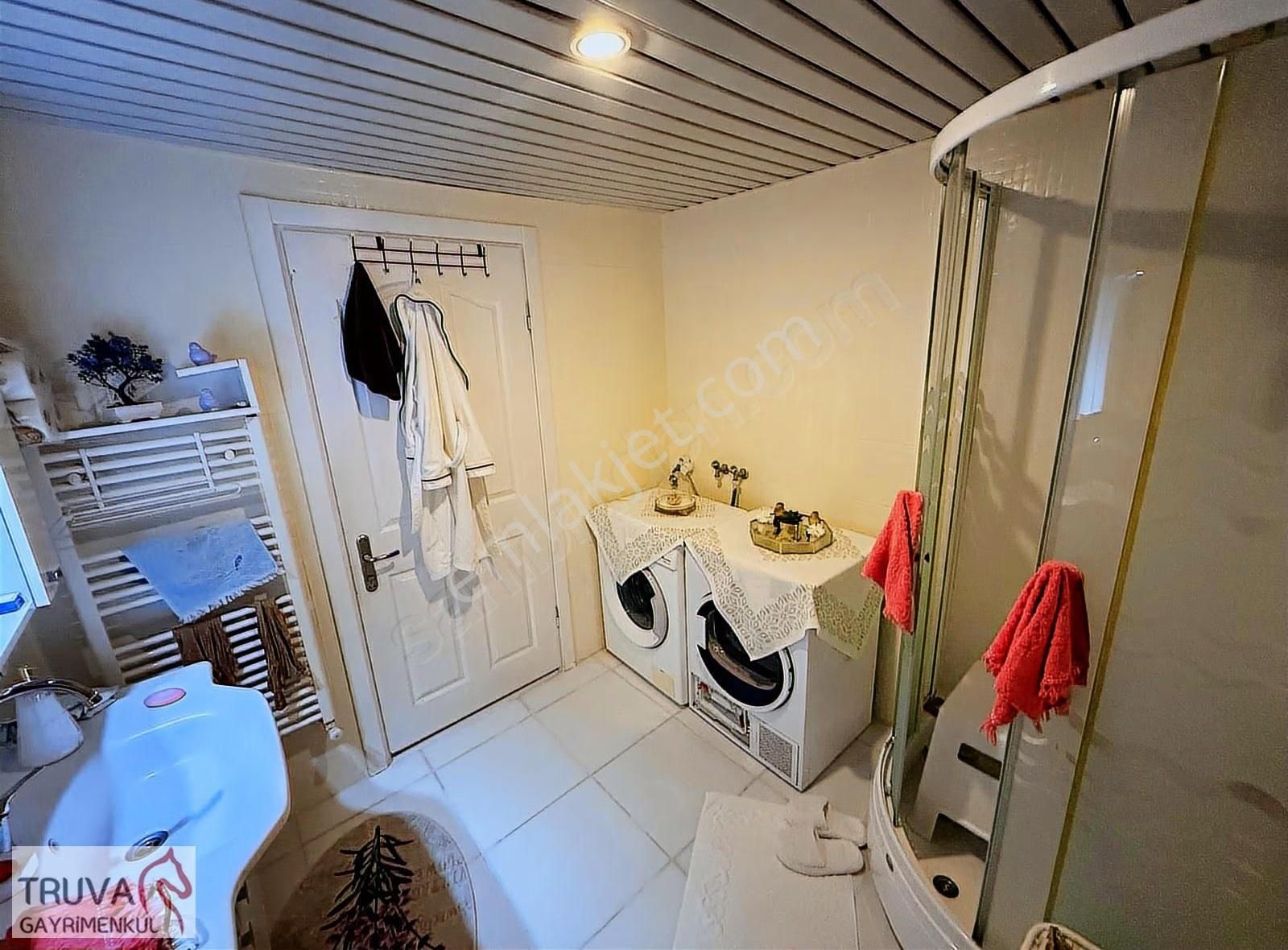 Huzurlu Aile Sitesi Sarmaşık Evlerinde Eşyalı Geniş Salonlu 3+1 - Görsel 3
