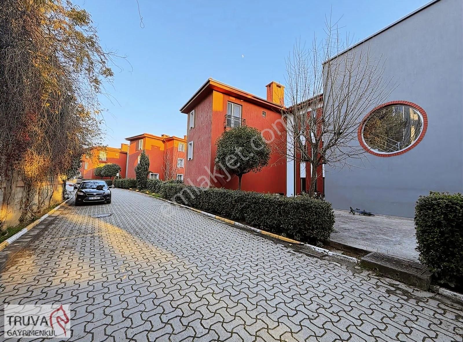 Huzurlu Aile Sitesi Sarmaşık Evlerinde Eşyalı Geniş Salonlu 3+1 - Görsel 14
