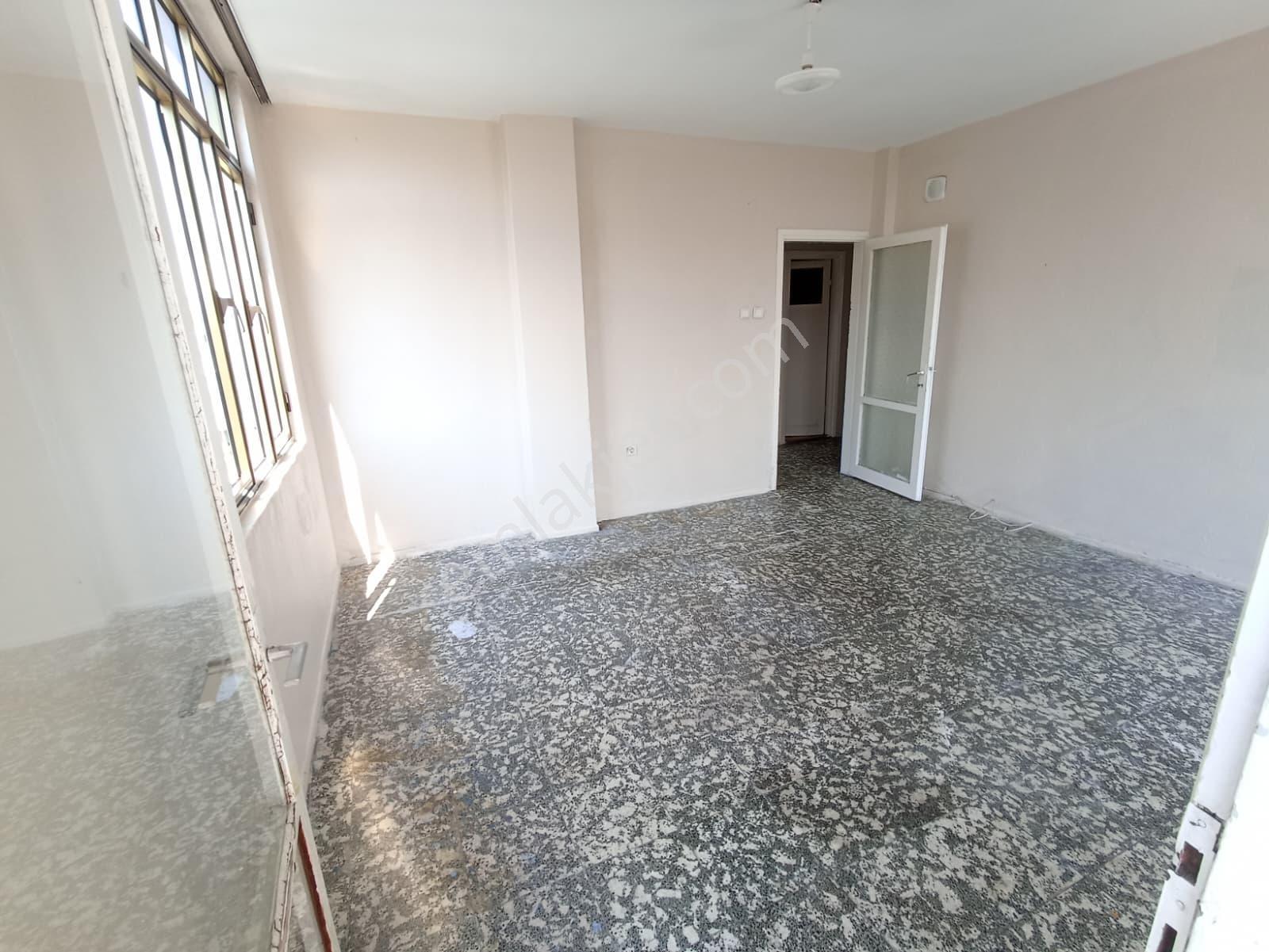 Karşıyaka Girne Bulvarında Köşe 3+1 Kiralık Daire - Görsel 3