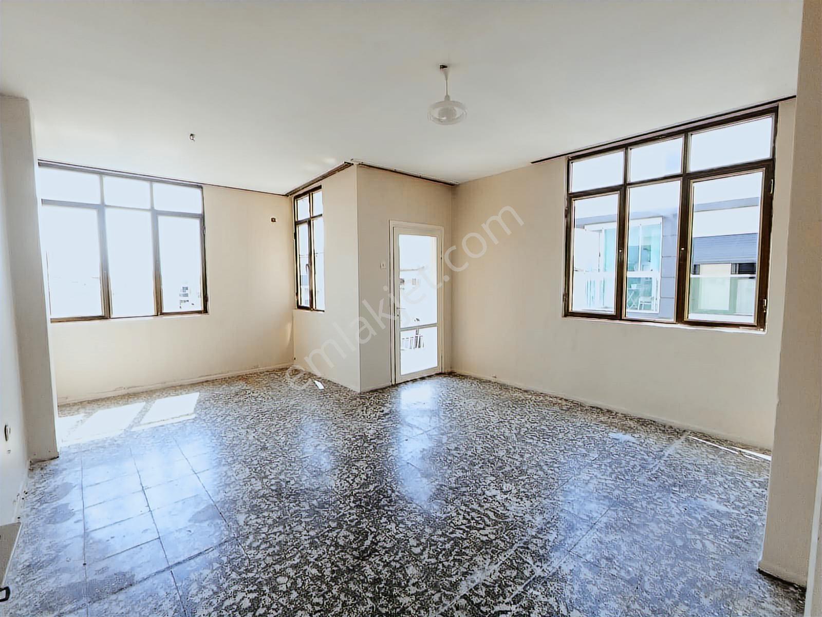 Karşıyaka Girne Bulvarında Köşe 3+1 Kiralık Daire