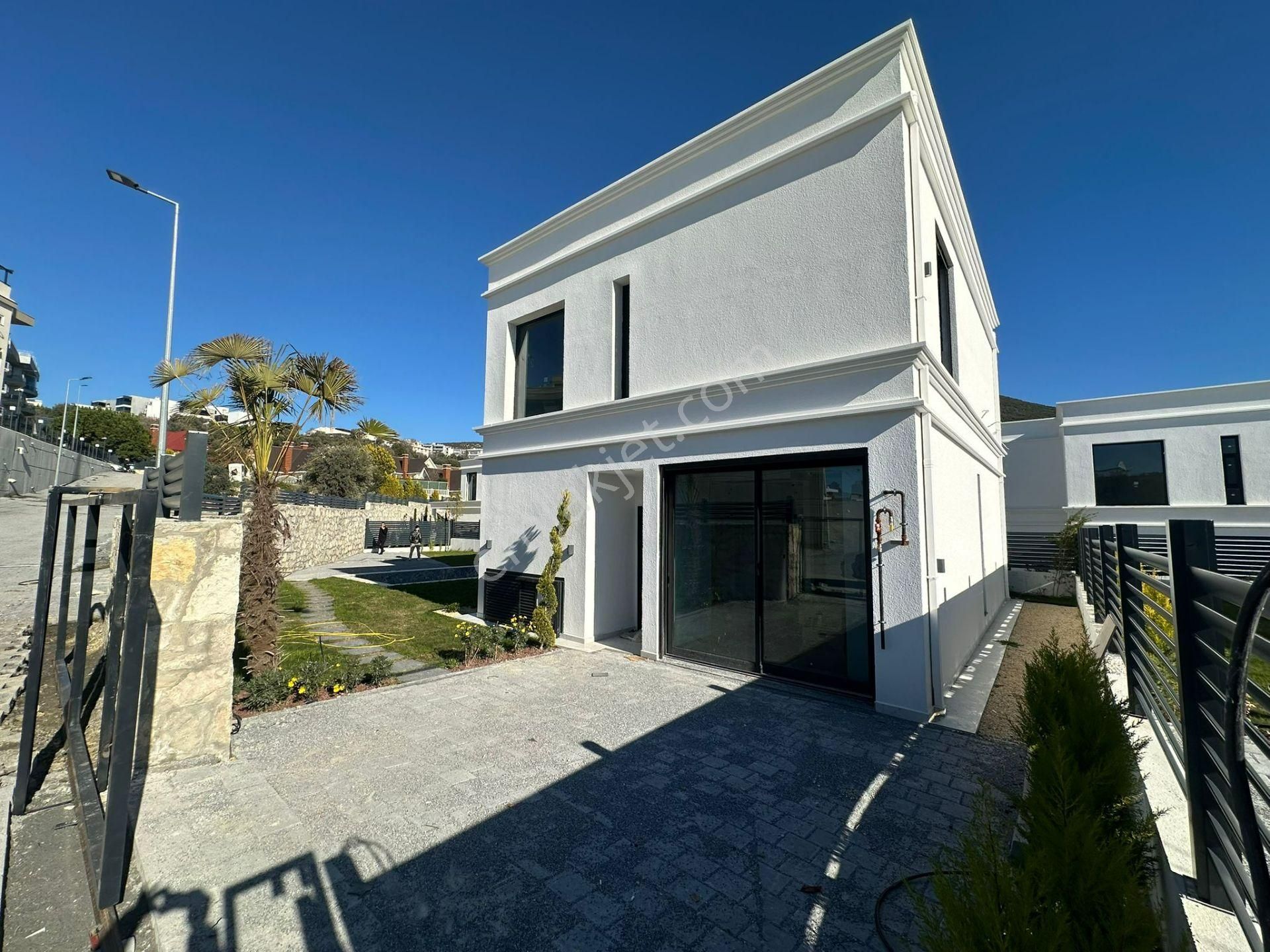 Kuşadası Ege Mahallesinde Müstakil Havuzlu 4+1 Villa!