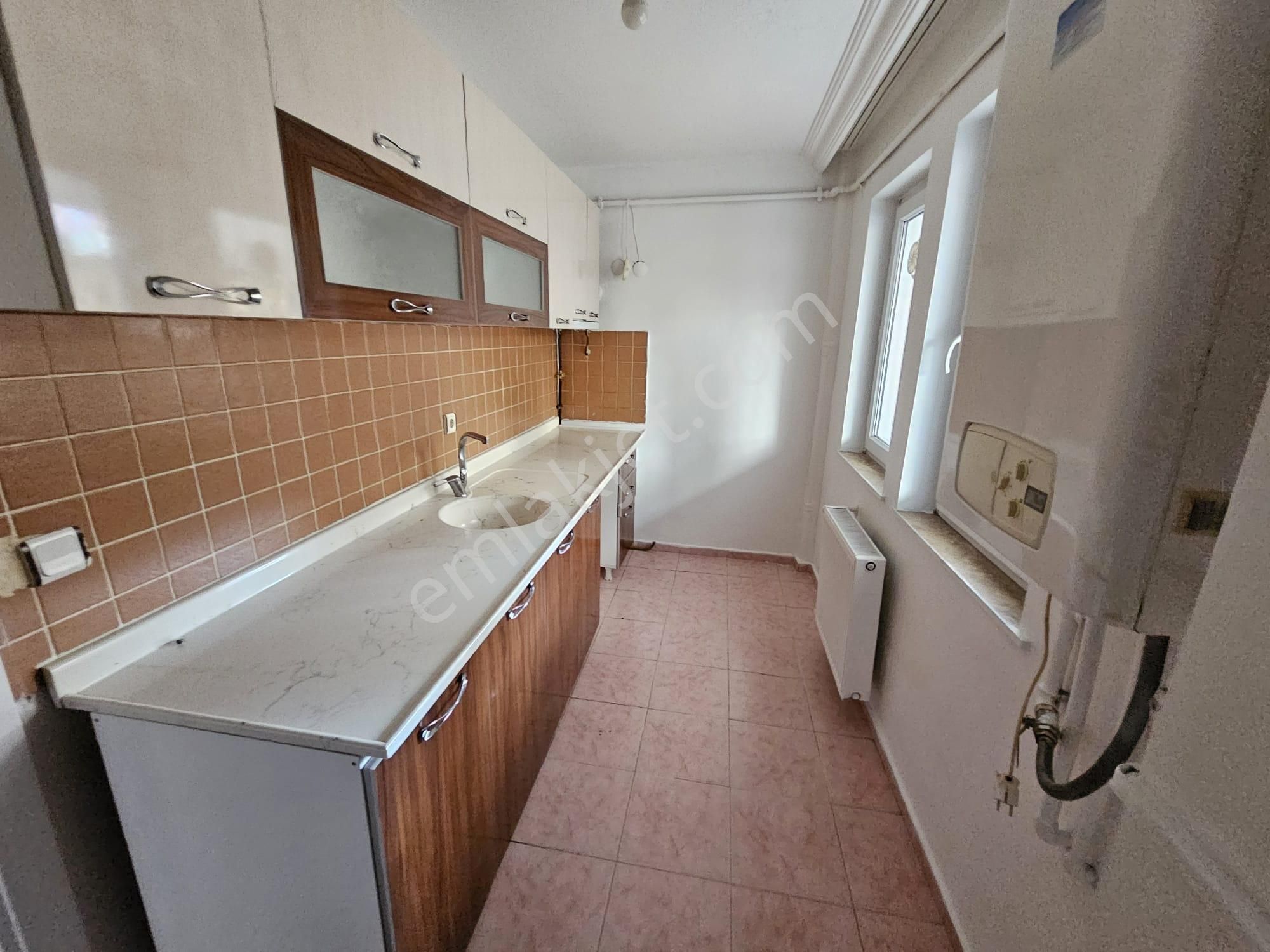 Karapürçek'te Merkezi Konumda Kilerli Masrafsız 2+1 Satılık Daire !! - Görsel 3