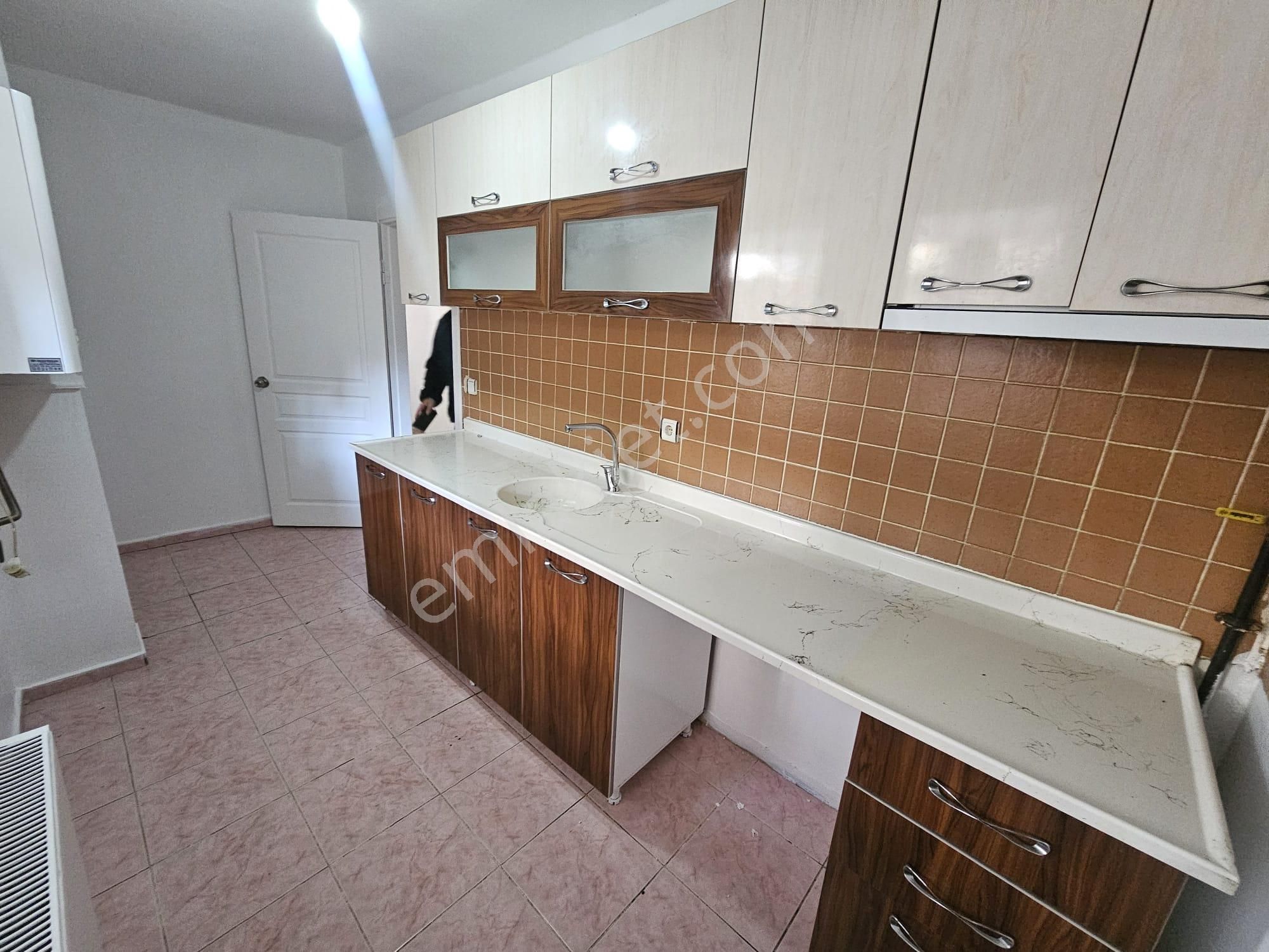 Karapürçek'te Merkezi Konumda Kilerli Masrafsız 2+1 Satılık Daire !! - Görsel 5