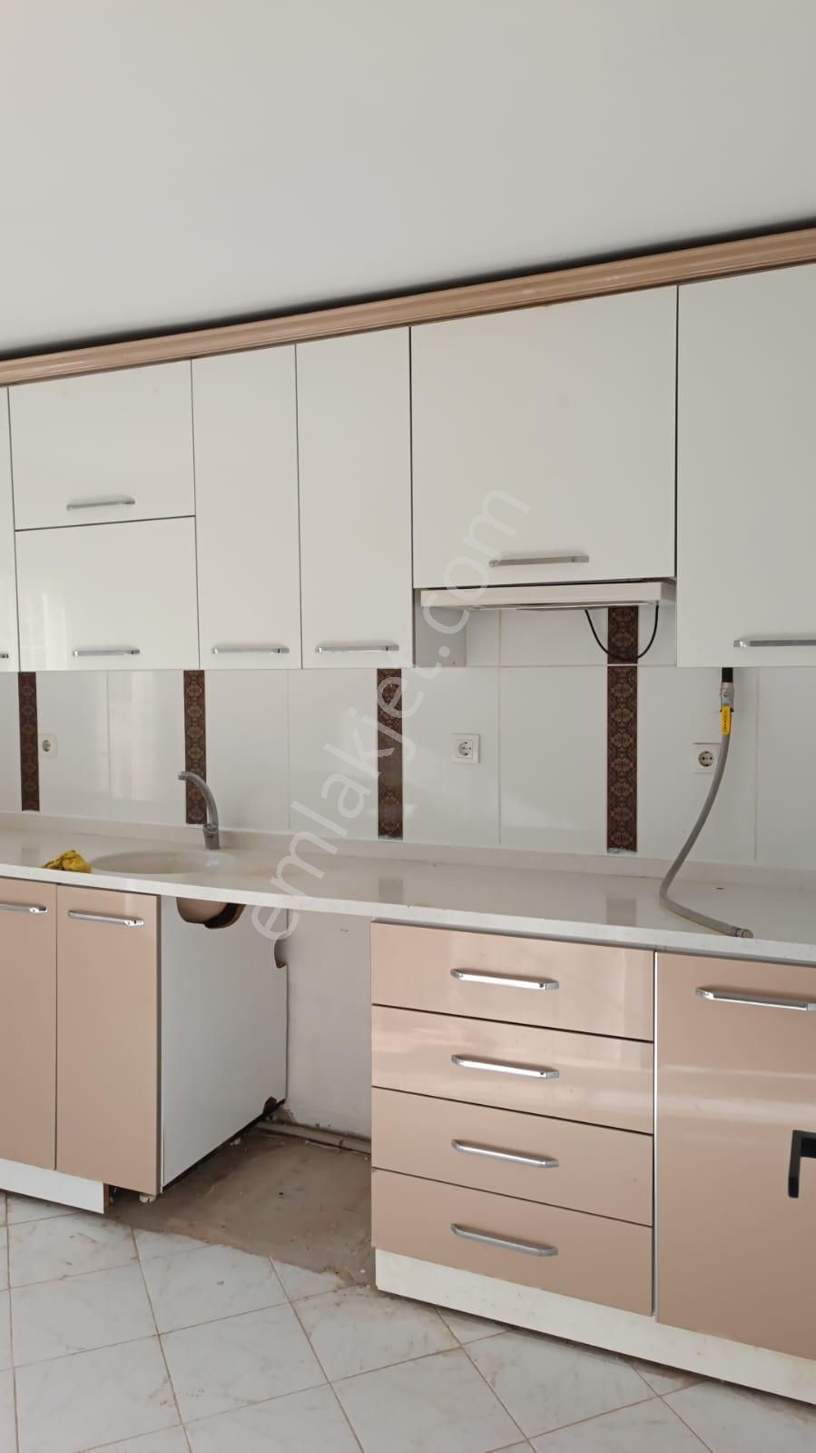 Bornova Atatürk Mah. 3+1 Doğalgazlı Kiralik Bahçe Katı Daire