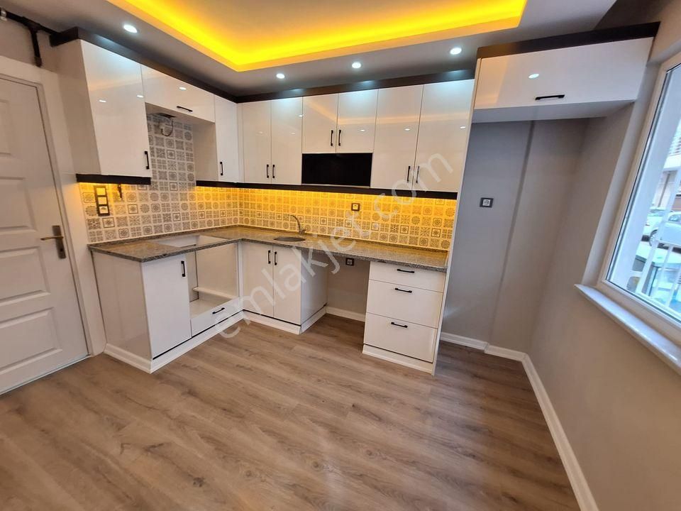 Metrobüse Yürüme Mesafesinde Bölgenin En Uygun 2+1 Bahçe Kat Fırsat Daire..