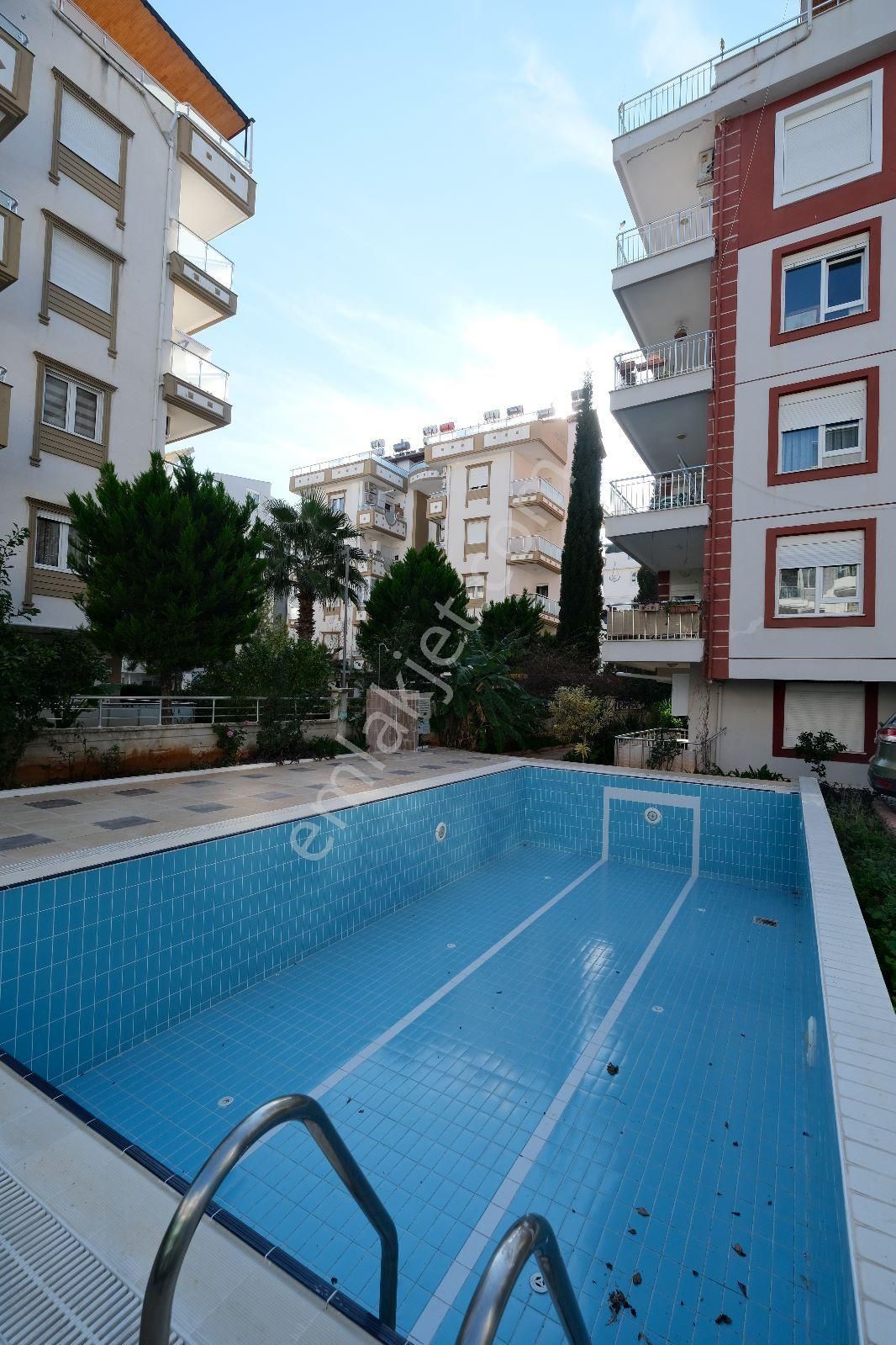 Liman’da Denize 650 Mt . 5+2 Şömineli . Full Eşyalı . Havuzlu . Kapalı Teraslı Özel Dubleks