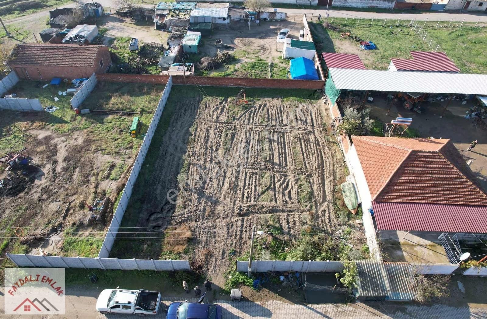 Villa İmarlı Köy İçi Geniş Arsa