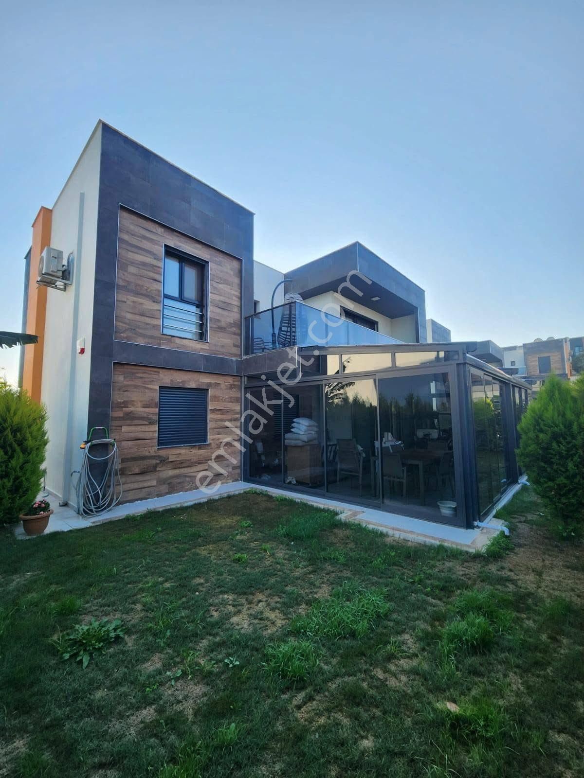 Sahil Siteleri Denize Yakın Tek Müstakil Villa 3+1