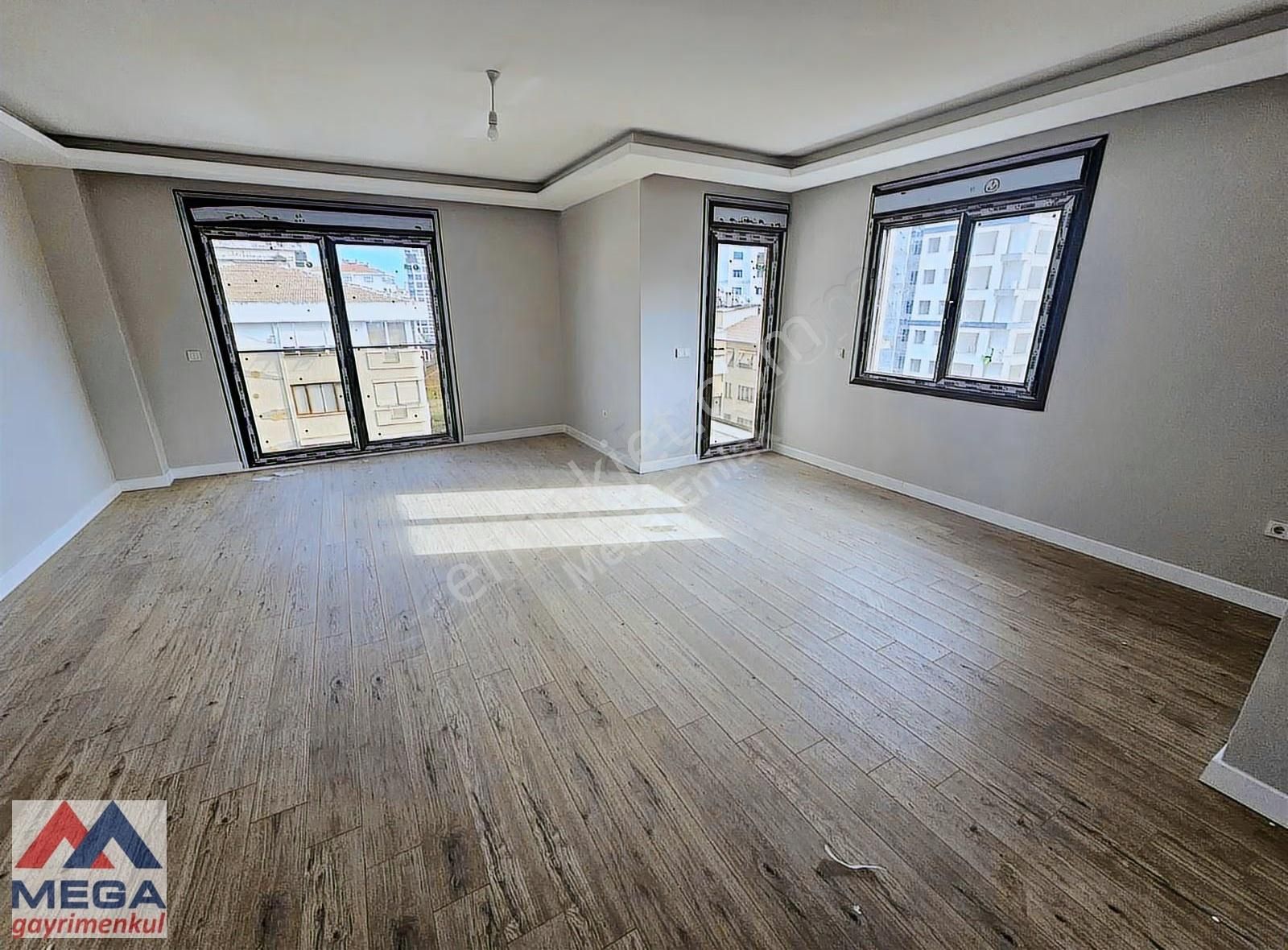 Mega'dan Feneryolunda 150 M2 3+1 Balkonlu Hamamlı Sıfır Kaçmaz