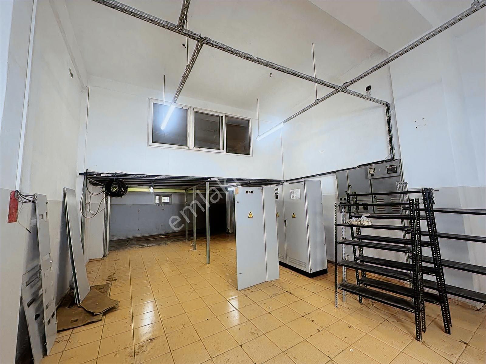 Karabağlar Ana Cadde Yakını 3 Katlı 250 M2 Kiralık Dükkan