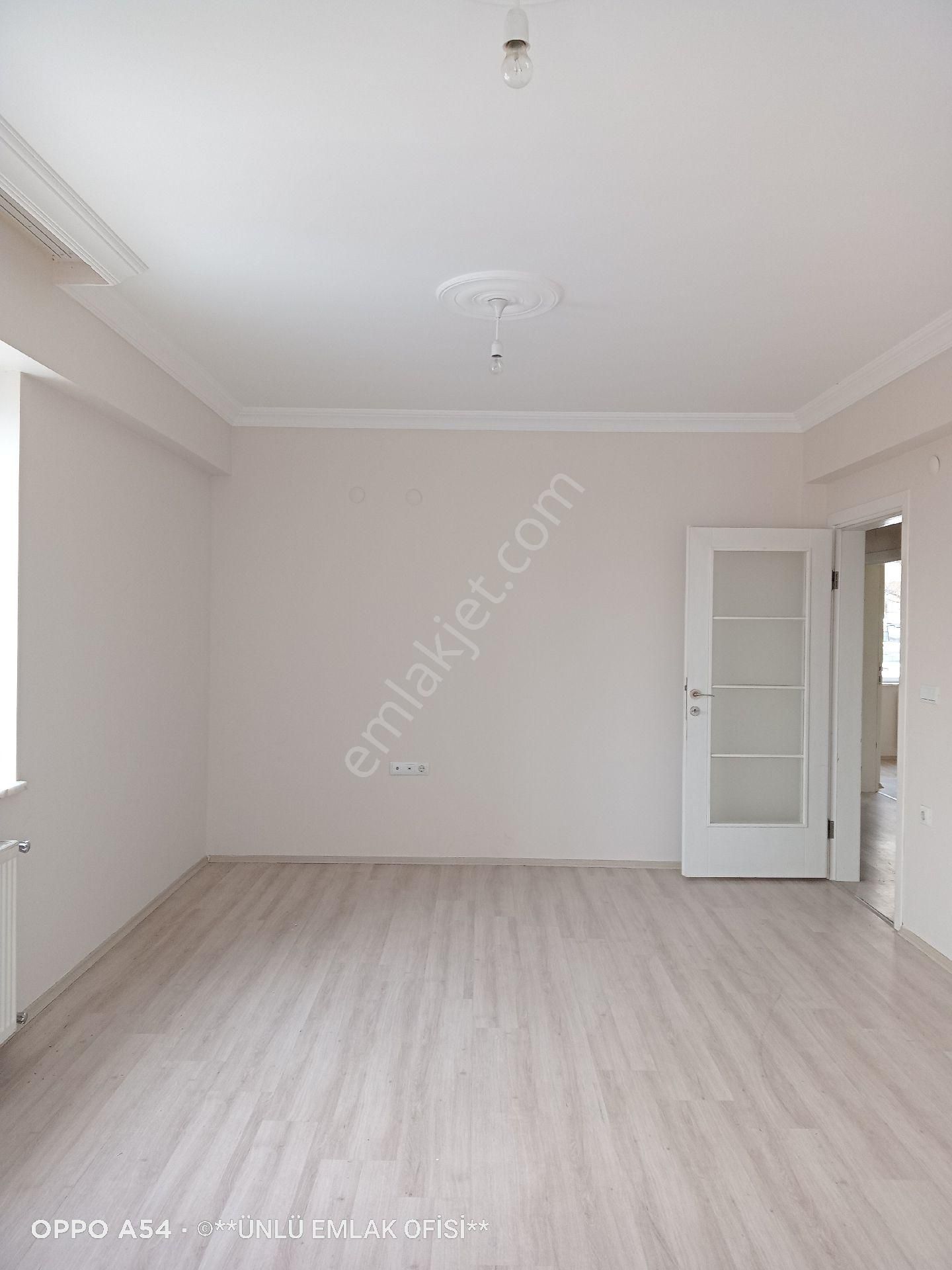 Ünlü Emlaktan Candaroğullarında Caddeye Yakın Yatay Mimariye Uygun Arakat Kombili 3+1 Daire - Görsel 6