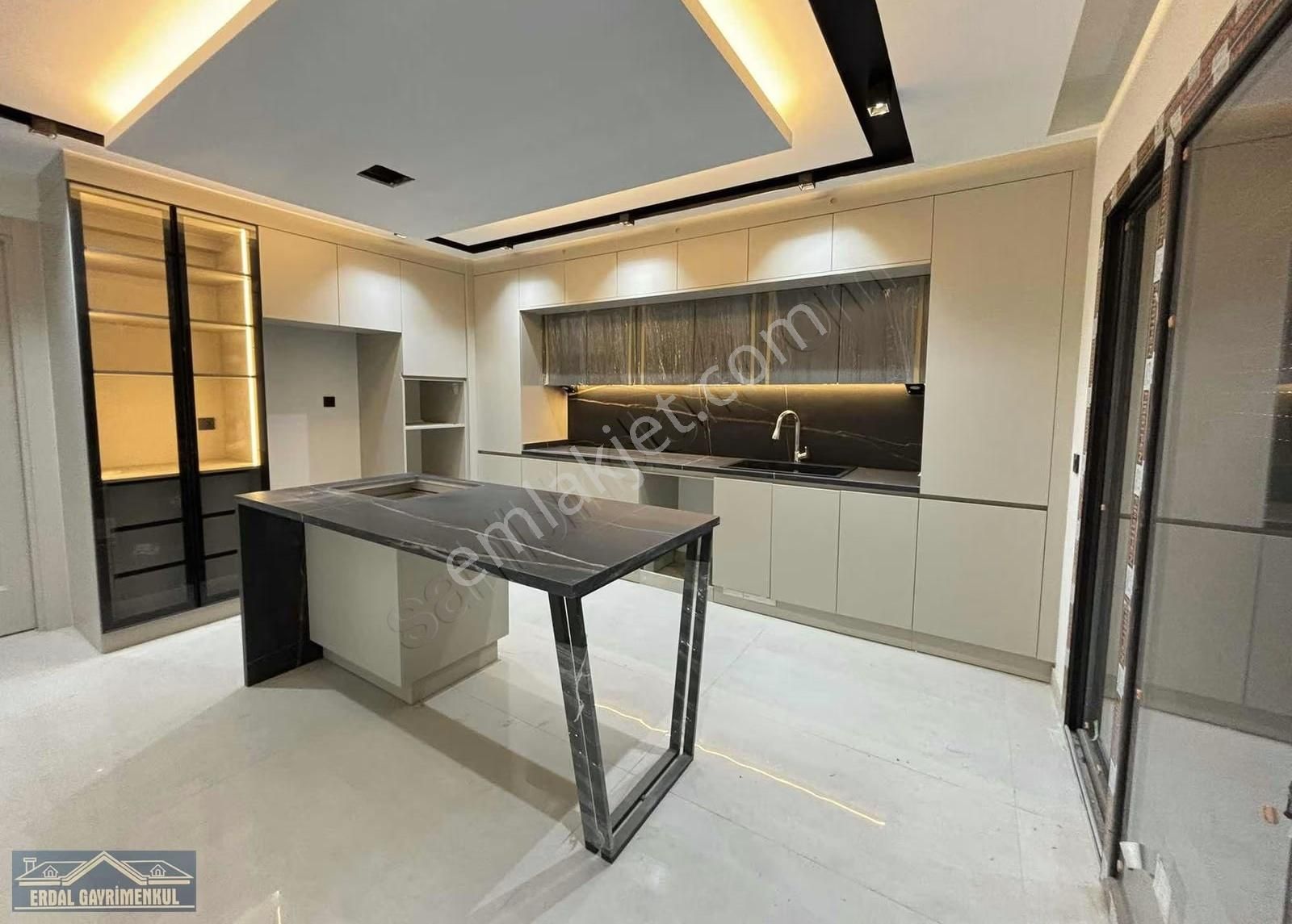 Yenişafakta Havuzlu Güvenlikli Site İçinde Ultralüx Daire