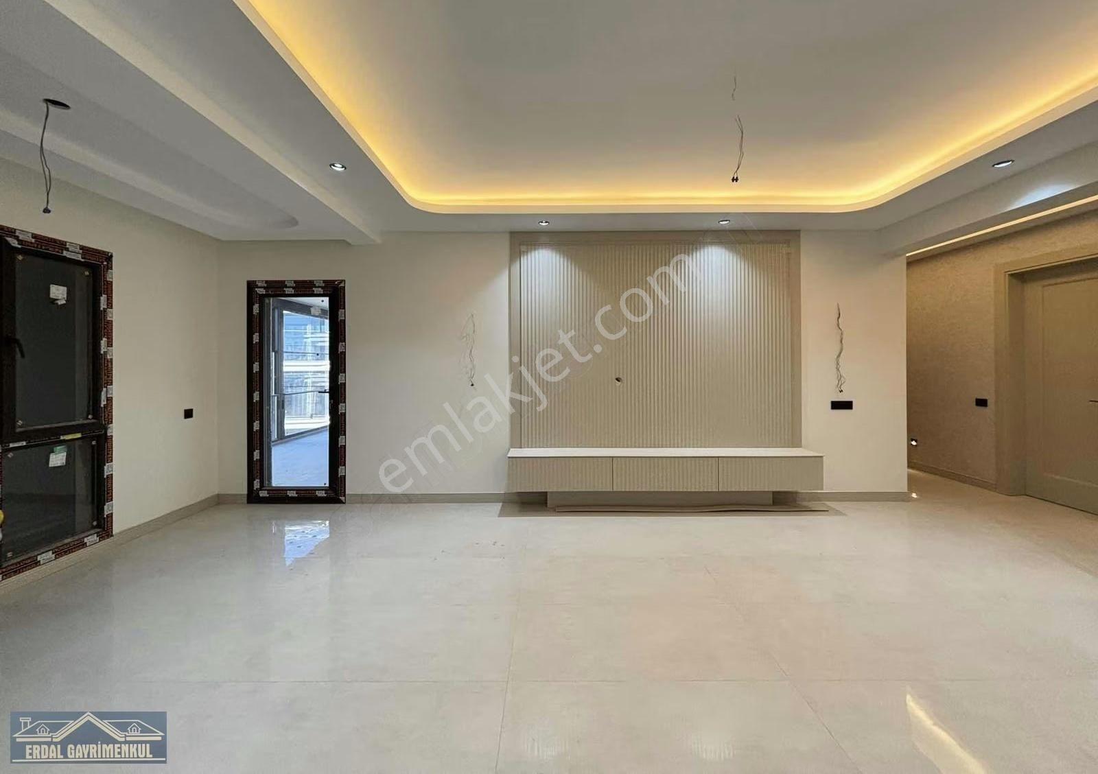 Yenişafakta Havuzlu Güvenlikli Site İçinde Ultralüx Daire - Görsel 17