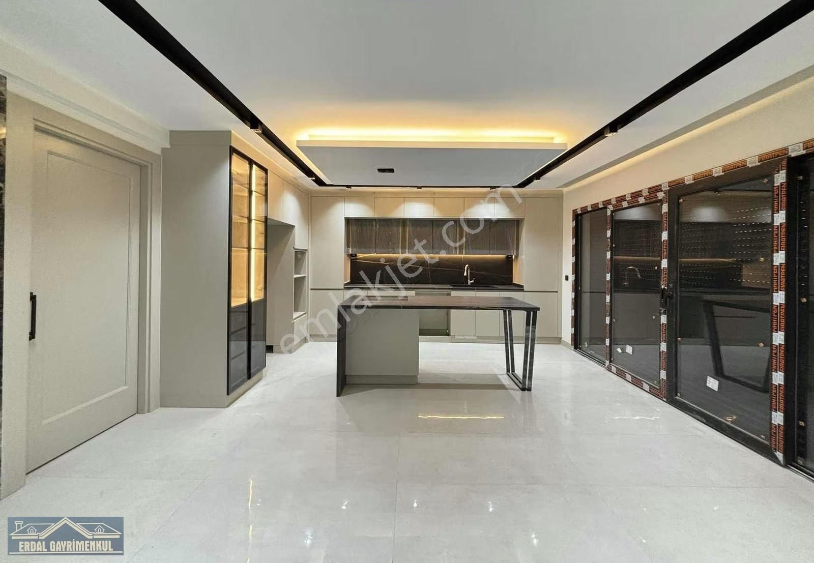 Yenişafakta Havuzlu Güvenlikli Site İçinde Ultralüx Daire - Görsel 13