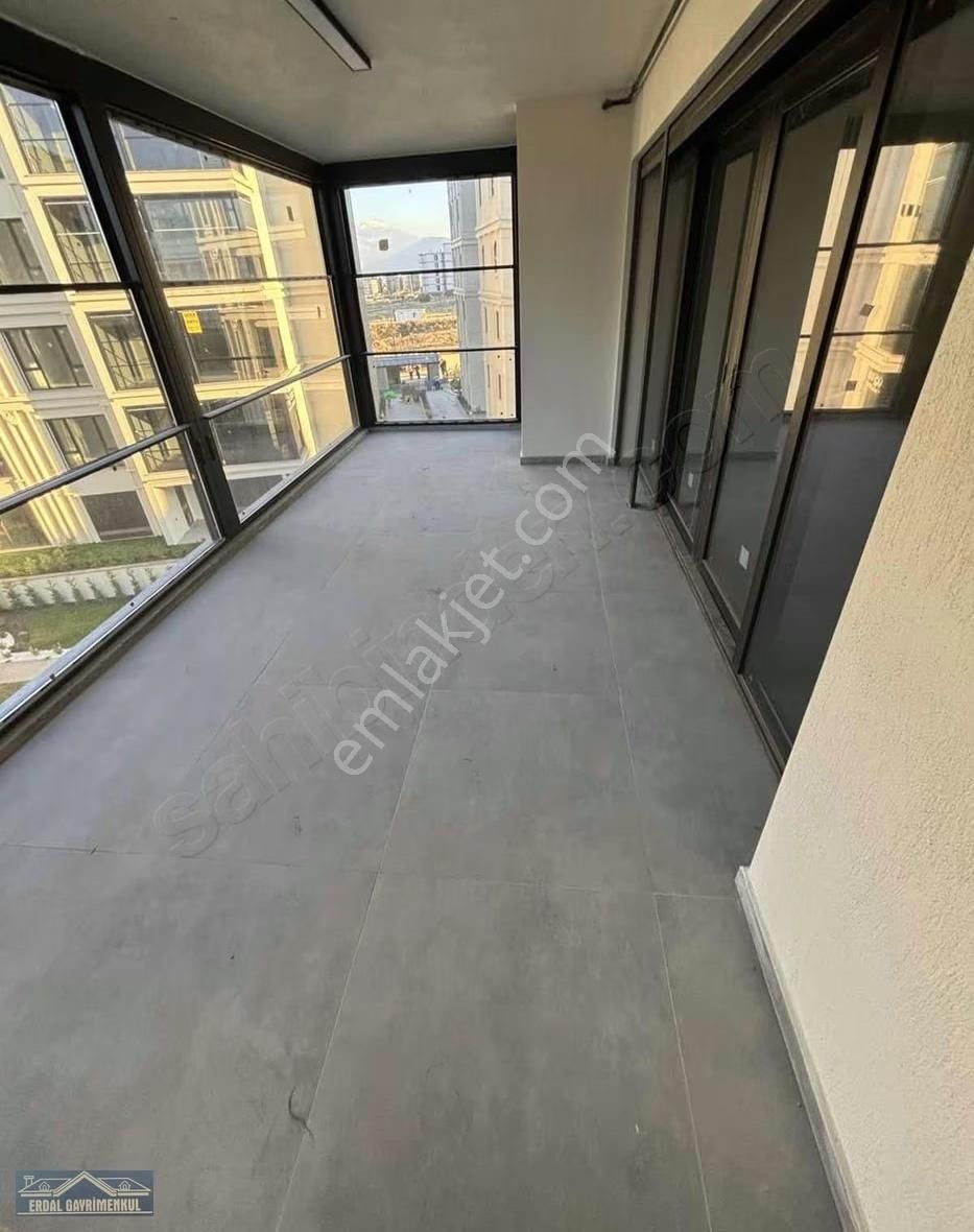 Yenişafakta Havuzlu Güvenlikli Site İçinde Ultralüx Daire - Görsel 8