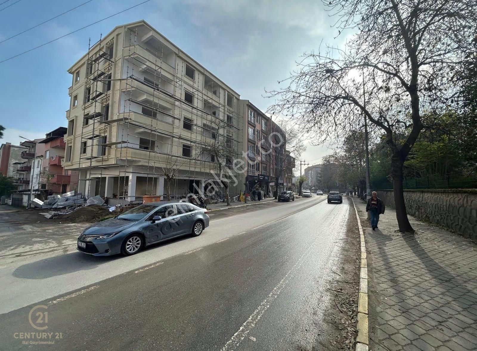 Century 21 Bal'dan Nef'te Cadde Üstü Satılık 1+1 Daire