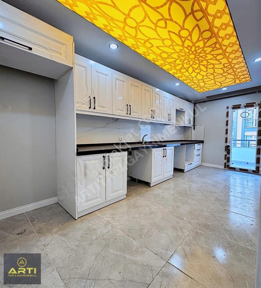 Metrobüse 100 Metre Mesafede Satılık Sıfır Lüks 2+1 Daire