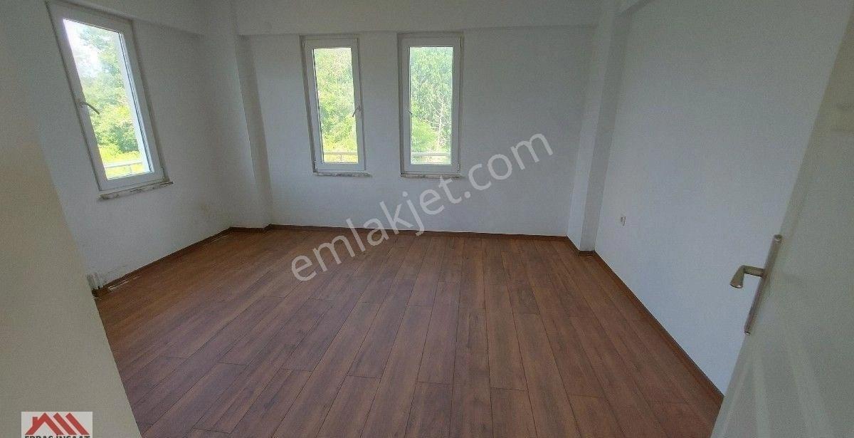 Düzce Akçakoca Melenağzı Mevki Kocaali Sınırında 14687m²arsa İçerisinde Triplex Villa Irmak Kenarı - Görsel 27