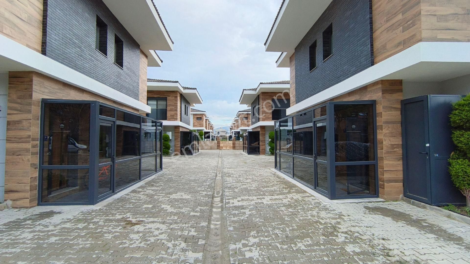 Denize Yürüme Mesafesinde | Havuzlu Sitede | Köşe Konum | Büyük Bahçeli 3+1 - Görsel 7