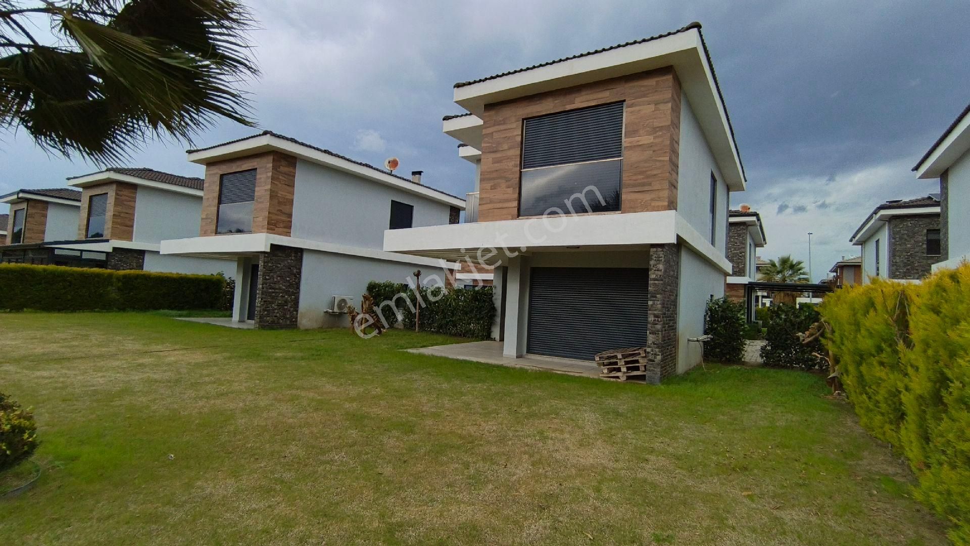 Denize Yürüme Mesafesinde | Tek Müstakil | Havuzlu Sitede | Yeni Yapı Villa - Görsel 2