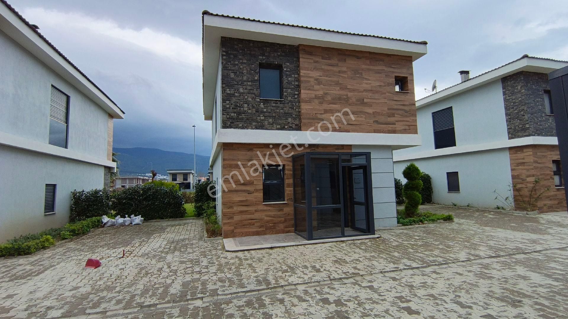 Denize Yürüme Mesafesinde | Tek Müstakil | Havuzlu Sitede | Yeni Yapı Villa - Görsel 10