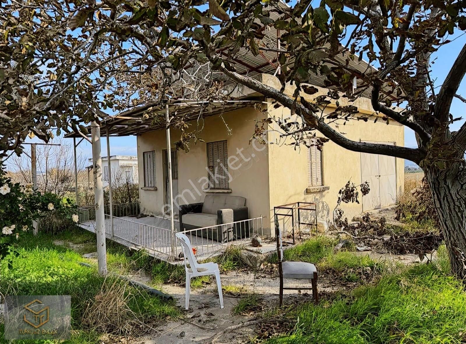Menemen Ahıhıdır Da Satılık 10.000 M² Tarla Ve 2+1 Ruhsatlı Ev