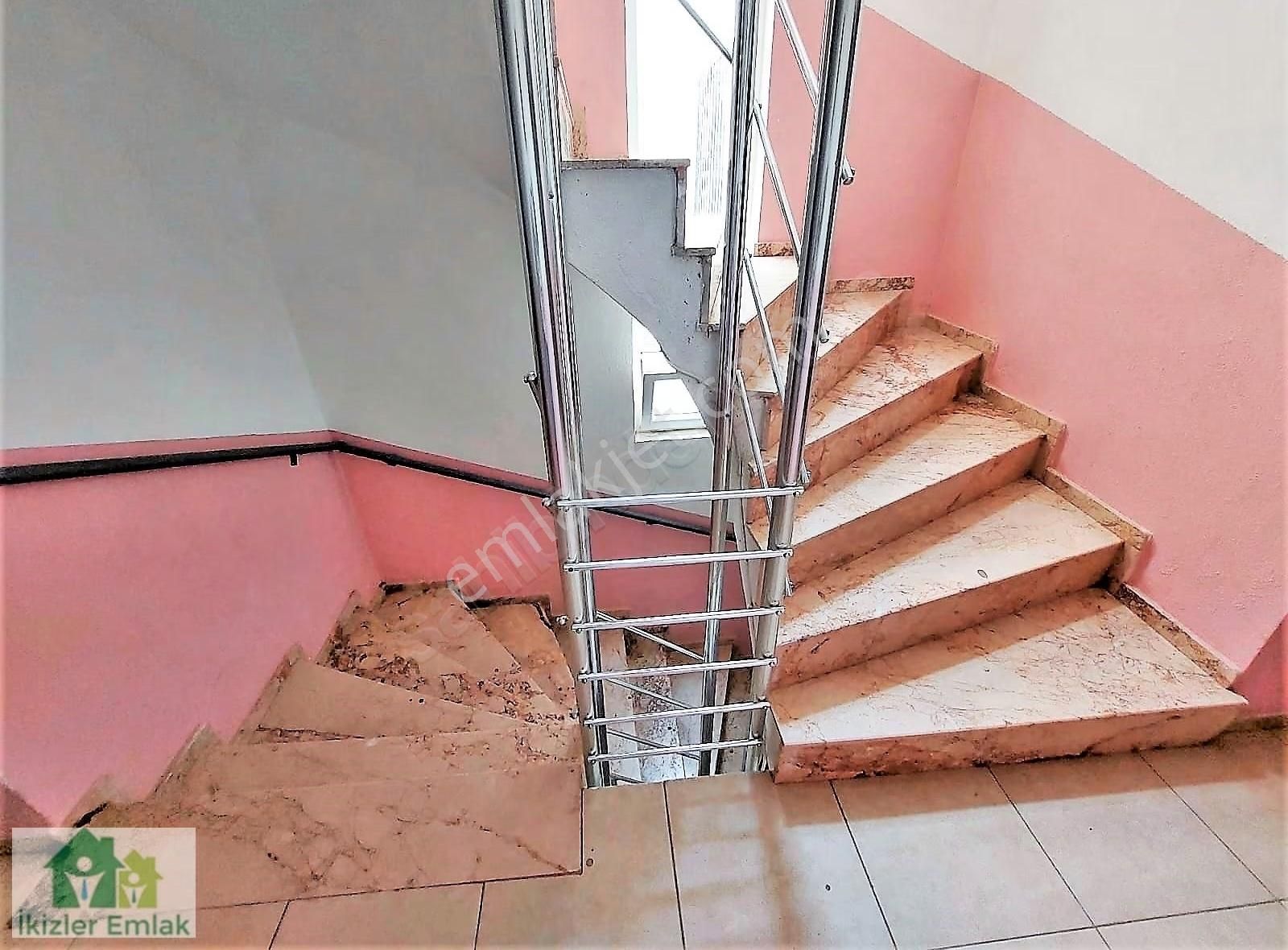 Seferihisar Ürkmez Merkez'de Satılık 2+1 Daire Ayrı Mutfak - Görsel 17