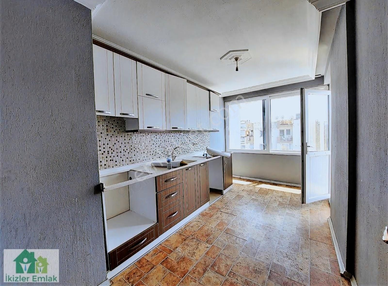 Seferihisar Ürkmez Merkez'de Satılık 2+1 Daire Ayrı Mutfak - Görsel 6