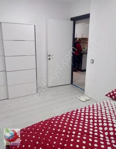 Karşıyaka Lüks Eşyalı 1+1 Balkonlu Bahçe Katı - Görsel 5